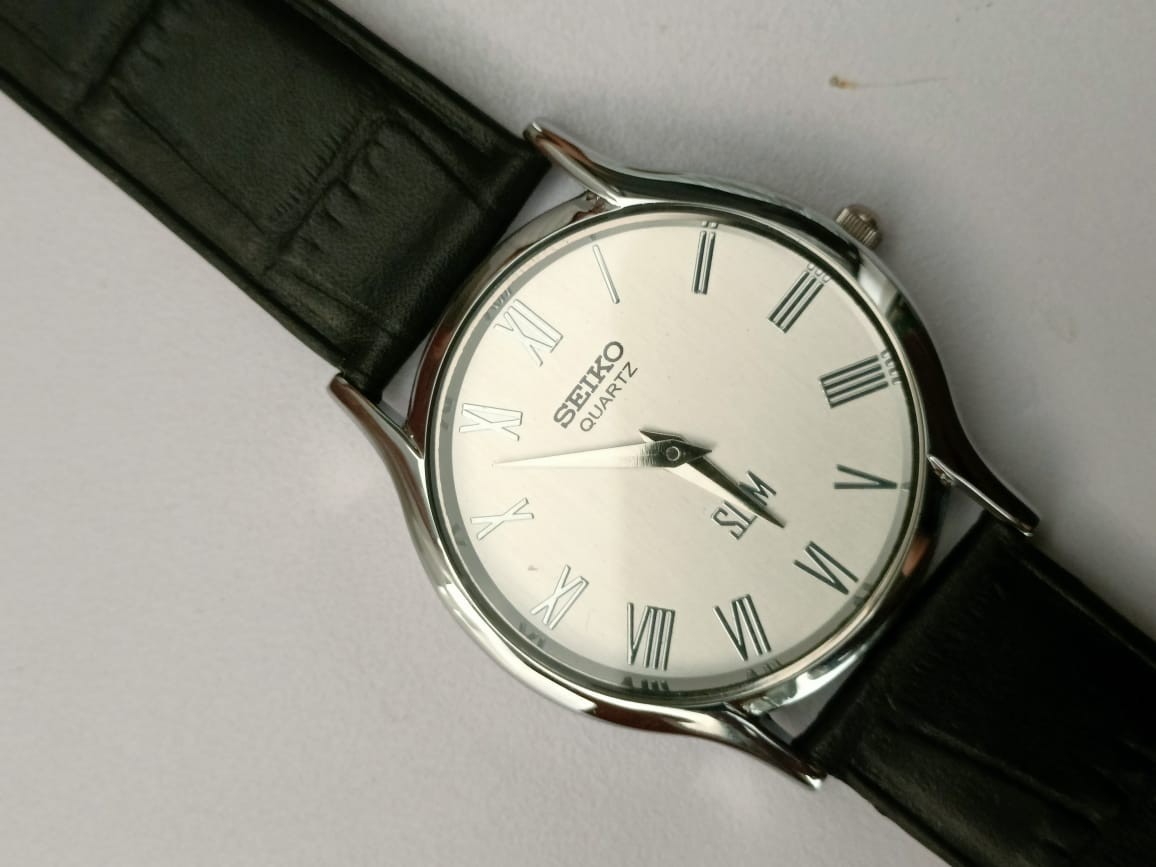 Vintage Seiko Quartz Japan Made White Dial Men’s Wrist Watch Looking Good