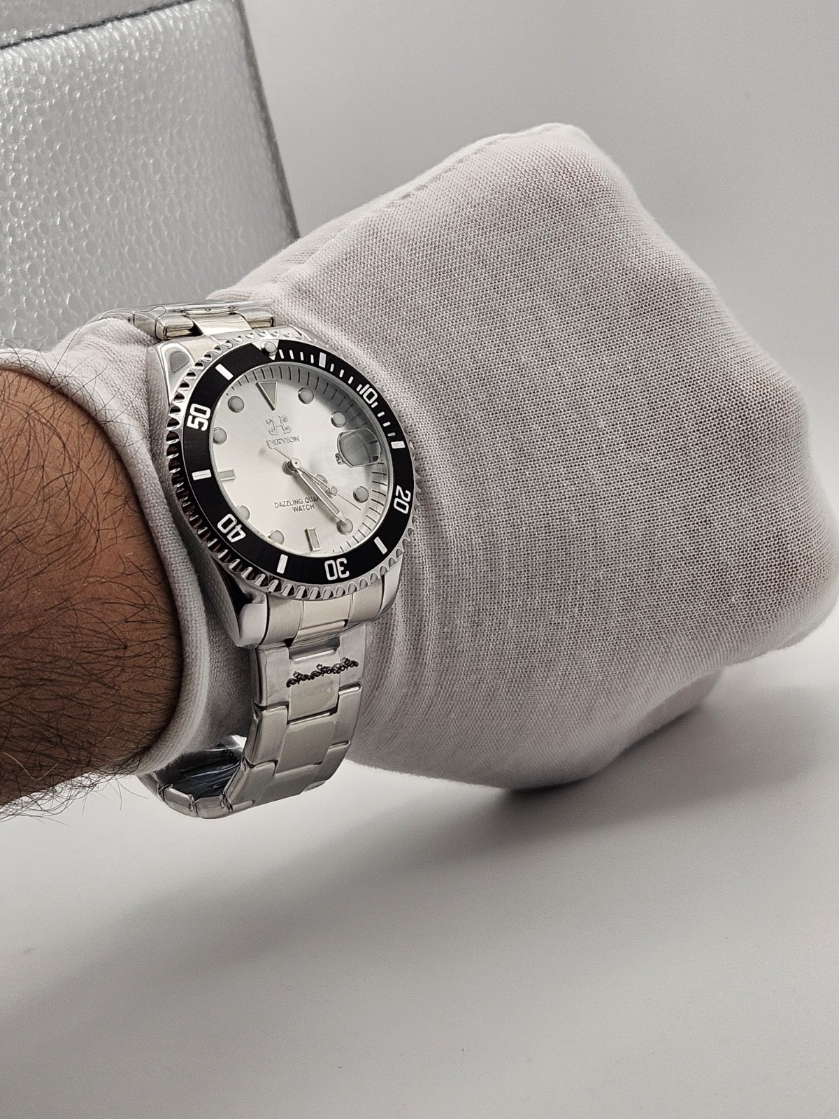 Harvion Dazzling Quartz Men’s Watch Silver Dial Black Bezel Stainless Steel New