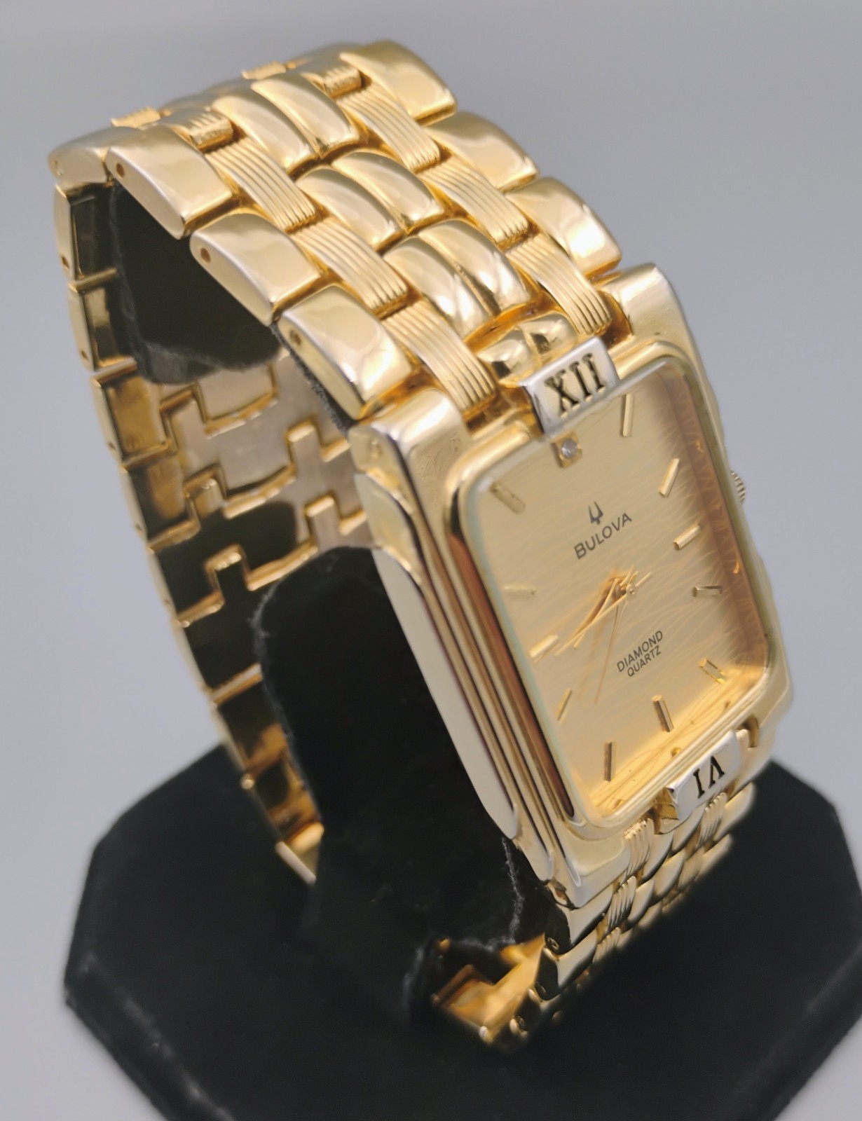 Stunning Vintage Bulova Diamond Quartz Running Mens Watch 3063-5020 AO 18k Gold
