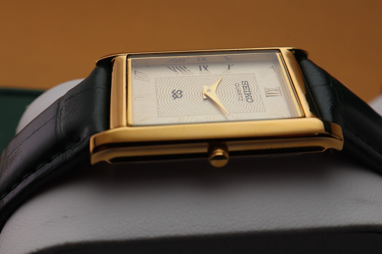 Vintage Seiko Slim Quartz Men’s Wrist Watch Gold Dial with Green Strap.