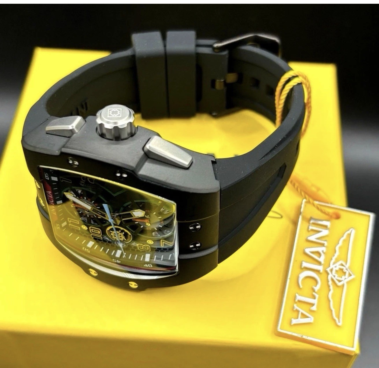 The Invicta 48027 men’s wristwatch features a striking black bezel and case