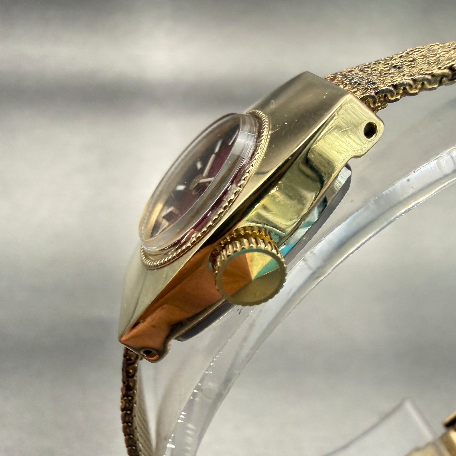 Seiko Watch Women 16mm Red Dial Gold Tone Oval 11-1049 Vintage Mechanical Works