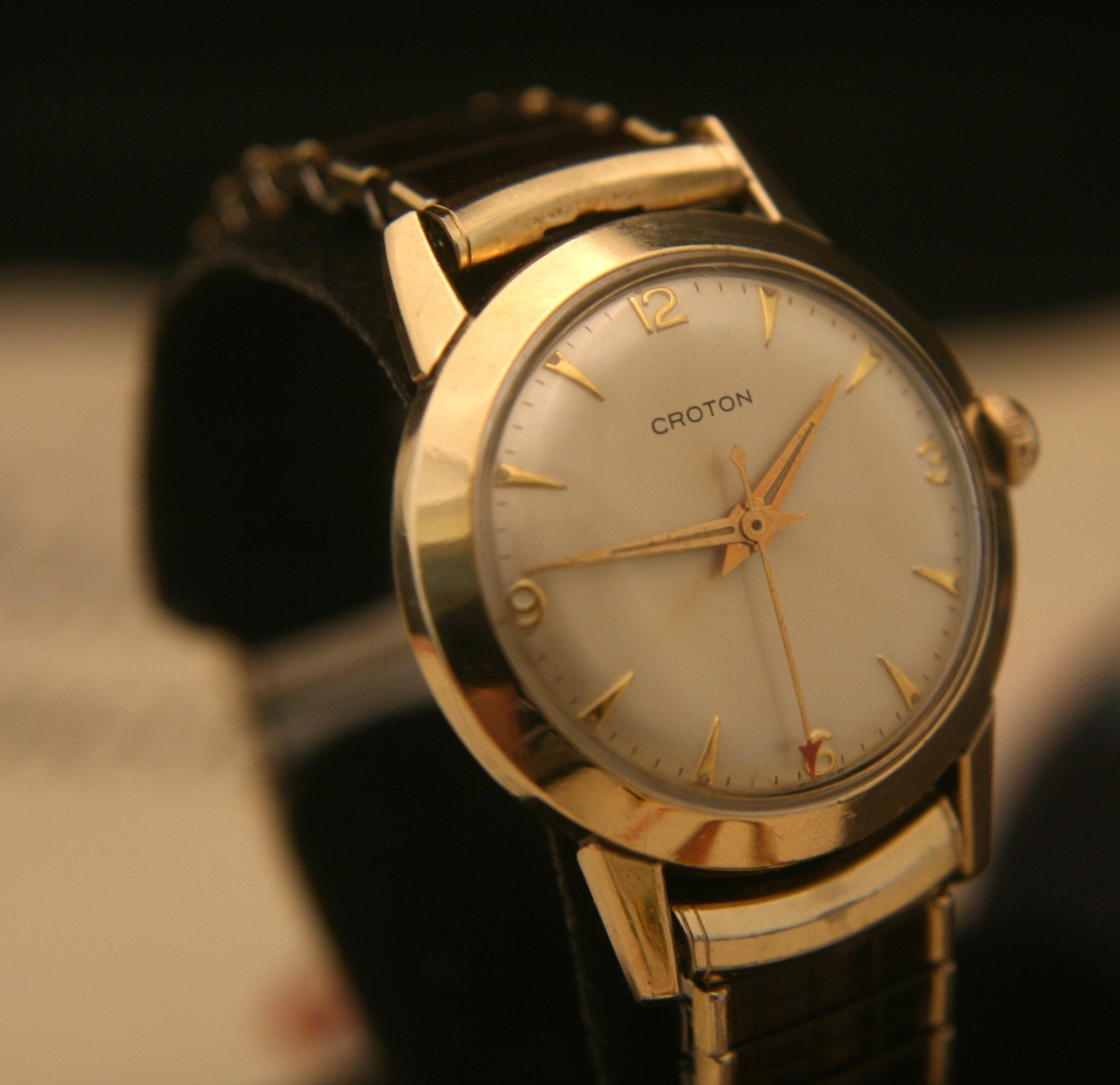 Pristine vintage 1950’s Swiss 17 jewel Croton men’s gold dress wristwatch, runs