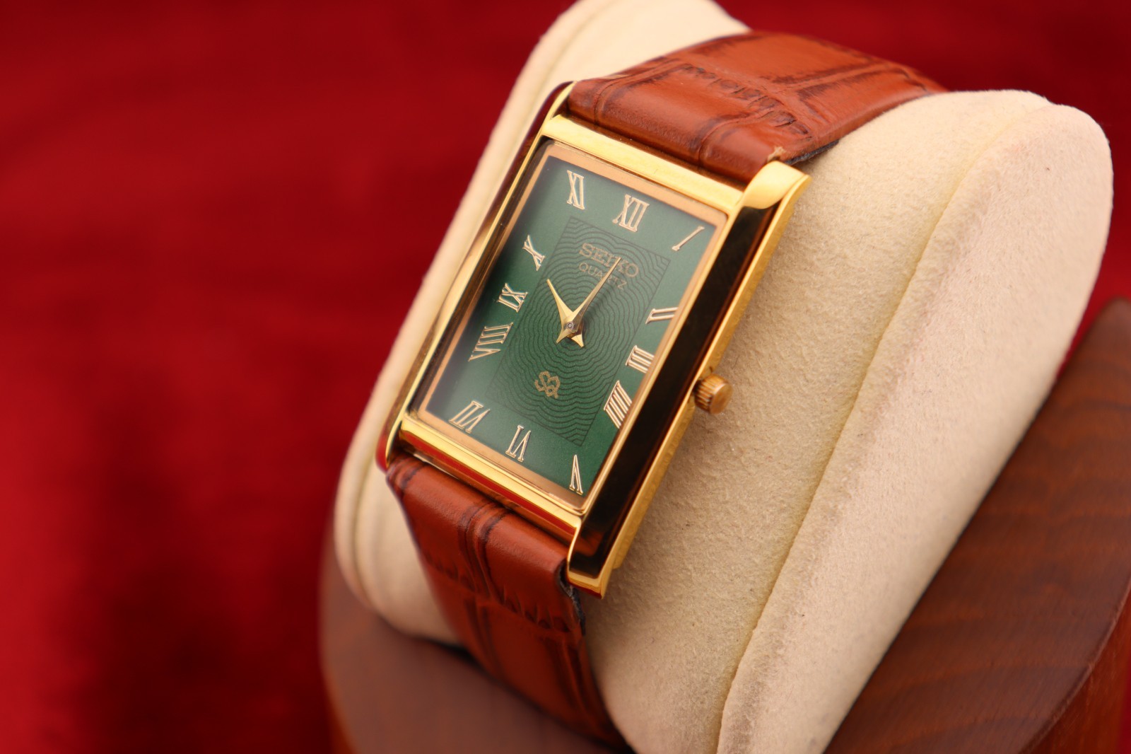 ⌚✨ Vintage Seiko Slim Quartz Gentlemen’s Green Dial ,Light Brown Dress Watch