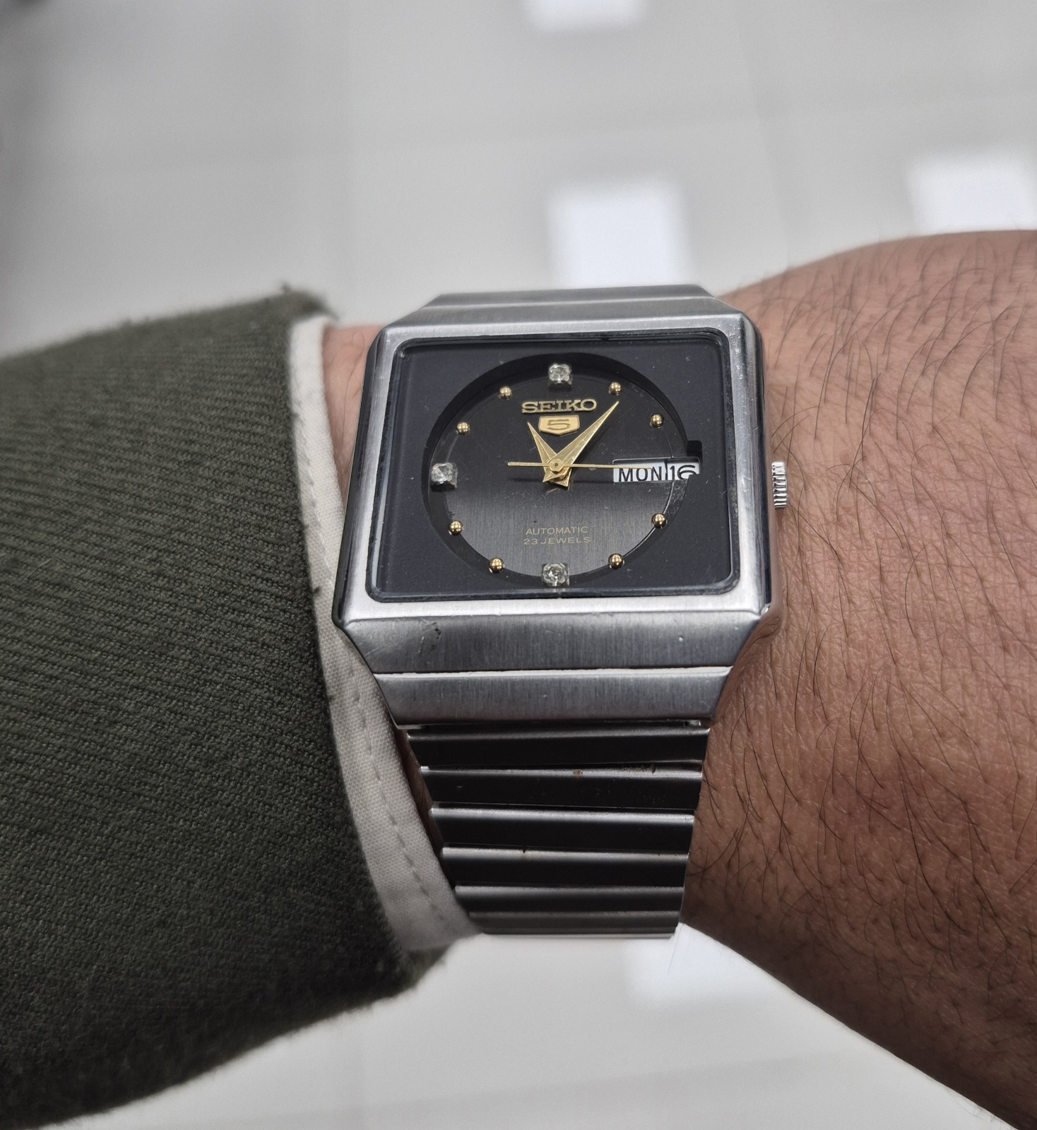 Seiko 5 Automatic Vintage 23 Jewels Day/Date Square Steel Bracelet Black/Gold Di