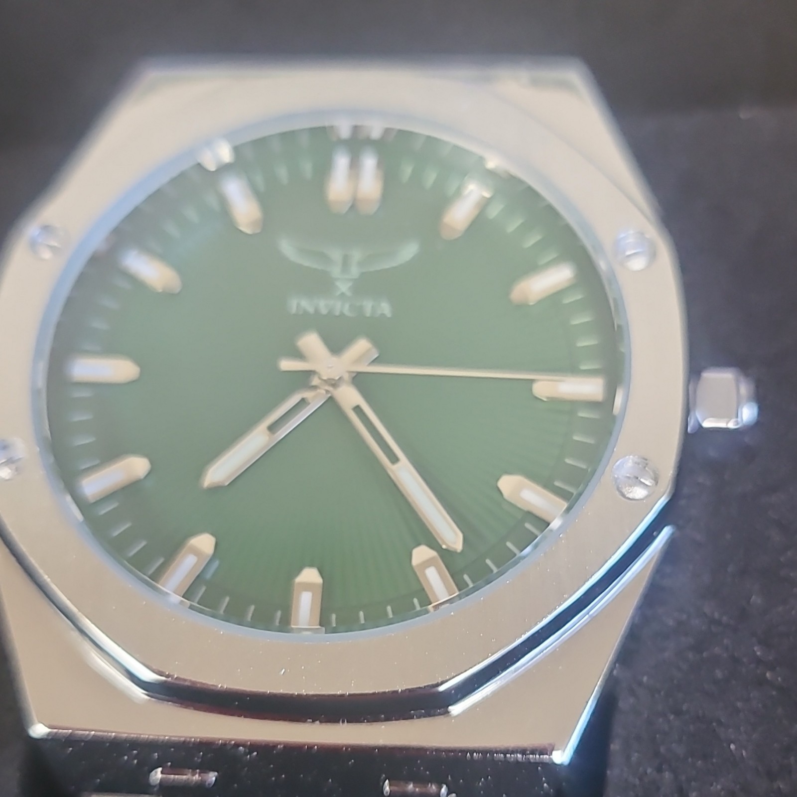Invicta 69960 Men’s 42mm Green Sunburst Dial SS Bracelet 30m w/ Box