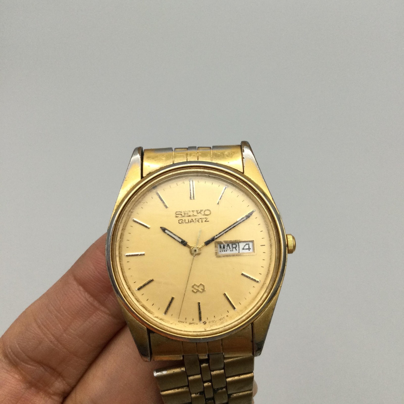 Vintage Seiko 5Y23-6020 Mens Watch 33mm Day Date Gold Tone New Battery 8″