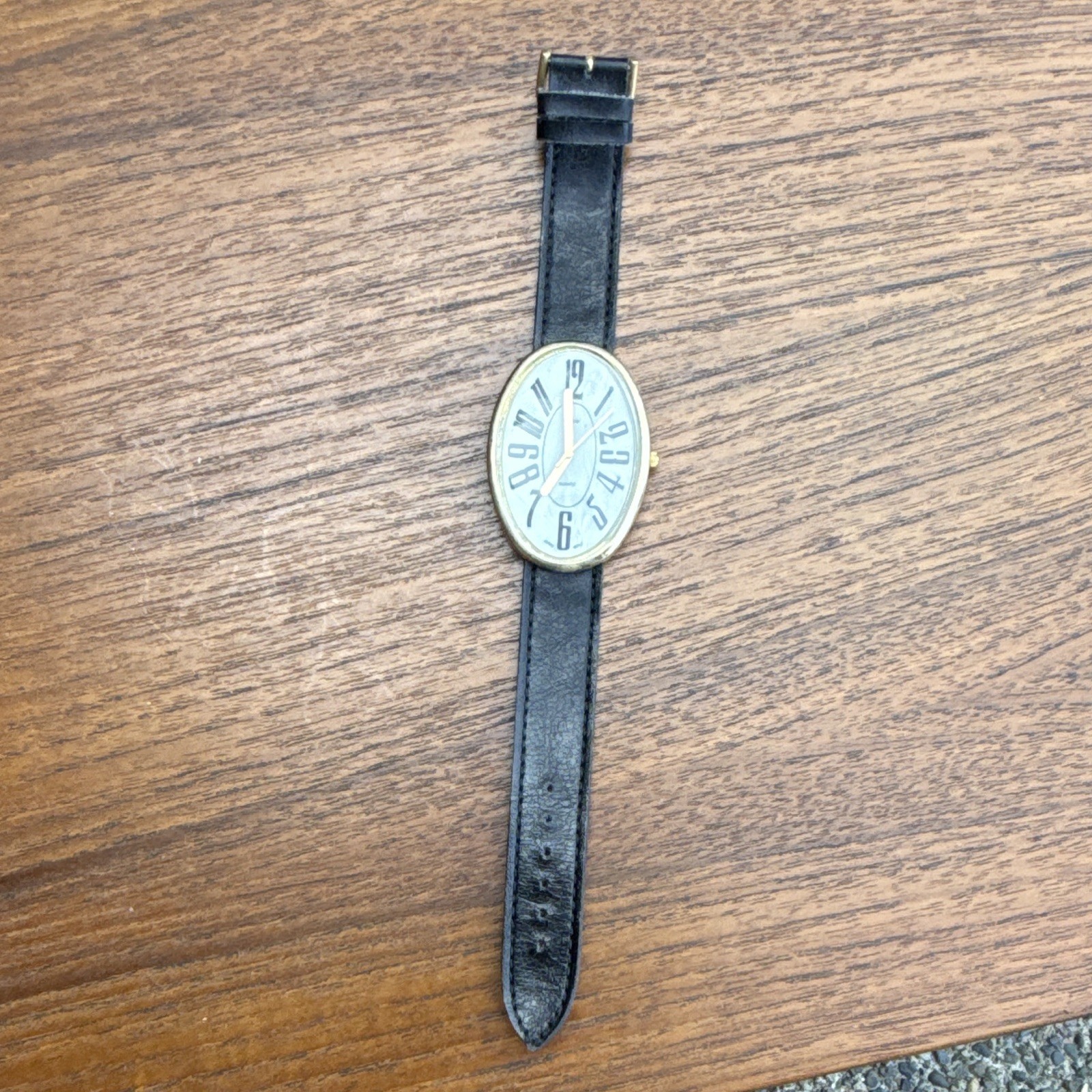 Quartz Analog Wristwatch Gold Case/Bezel White Arabic Dial Black Leather Strap