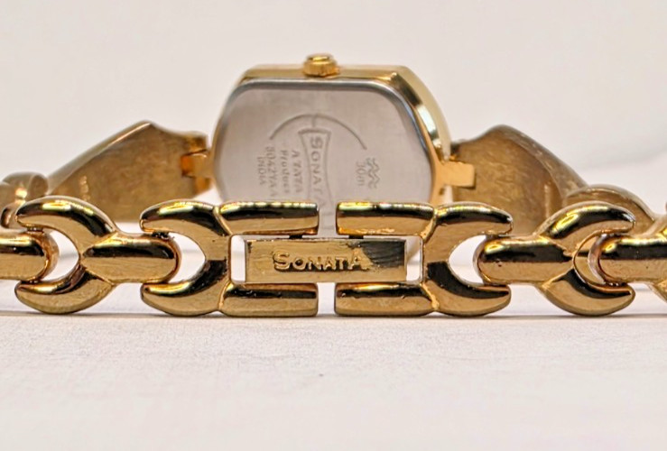 India Sonata Watch Gold Tone 8042YAA New Battery and Working