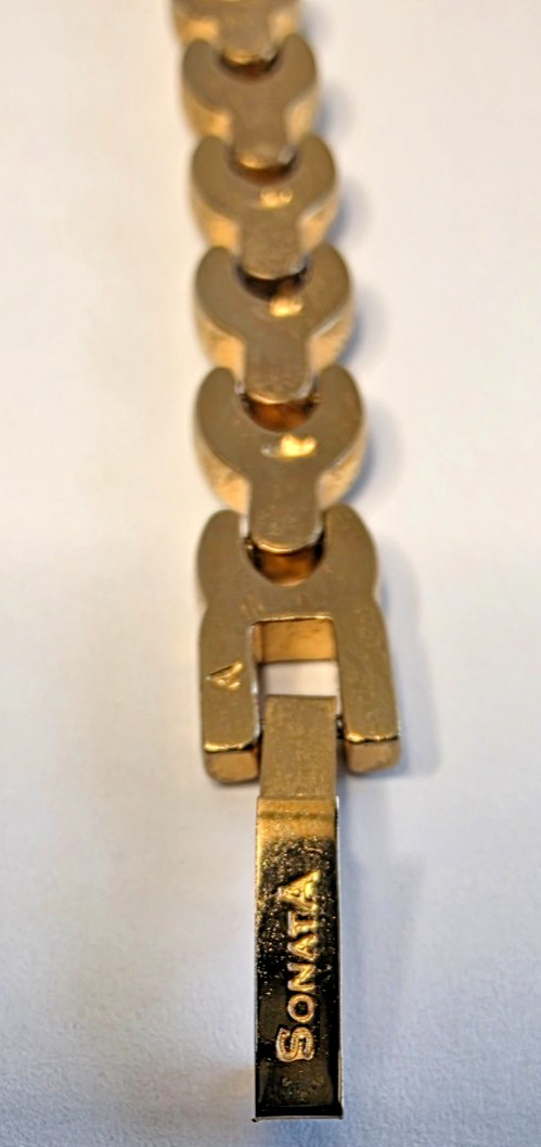 India Sonata Watch Gold Tone 8042YAA New Battery and Working