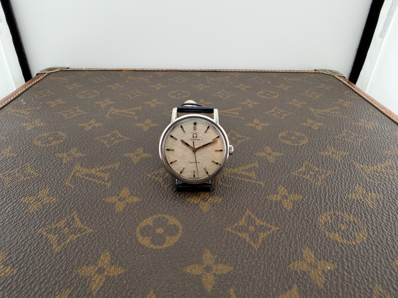 Omega Geneva Caliber 601 Stainless Steel Case Rare Dial Tapestry Swiss Made