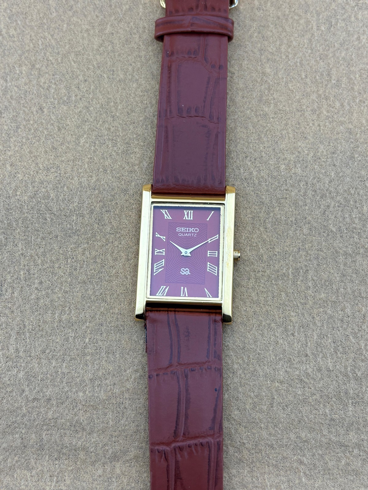 RED DIAL GOLD CASE Vintage Seiko Slim Quartz Men’s WristWatch
