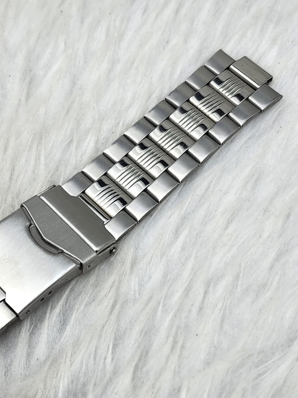Stainless Steel Watch Strap Expandable Bracelet with Secure Fold-Over Clasp