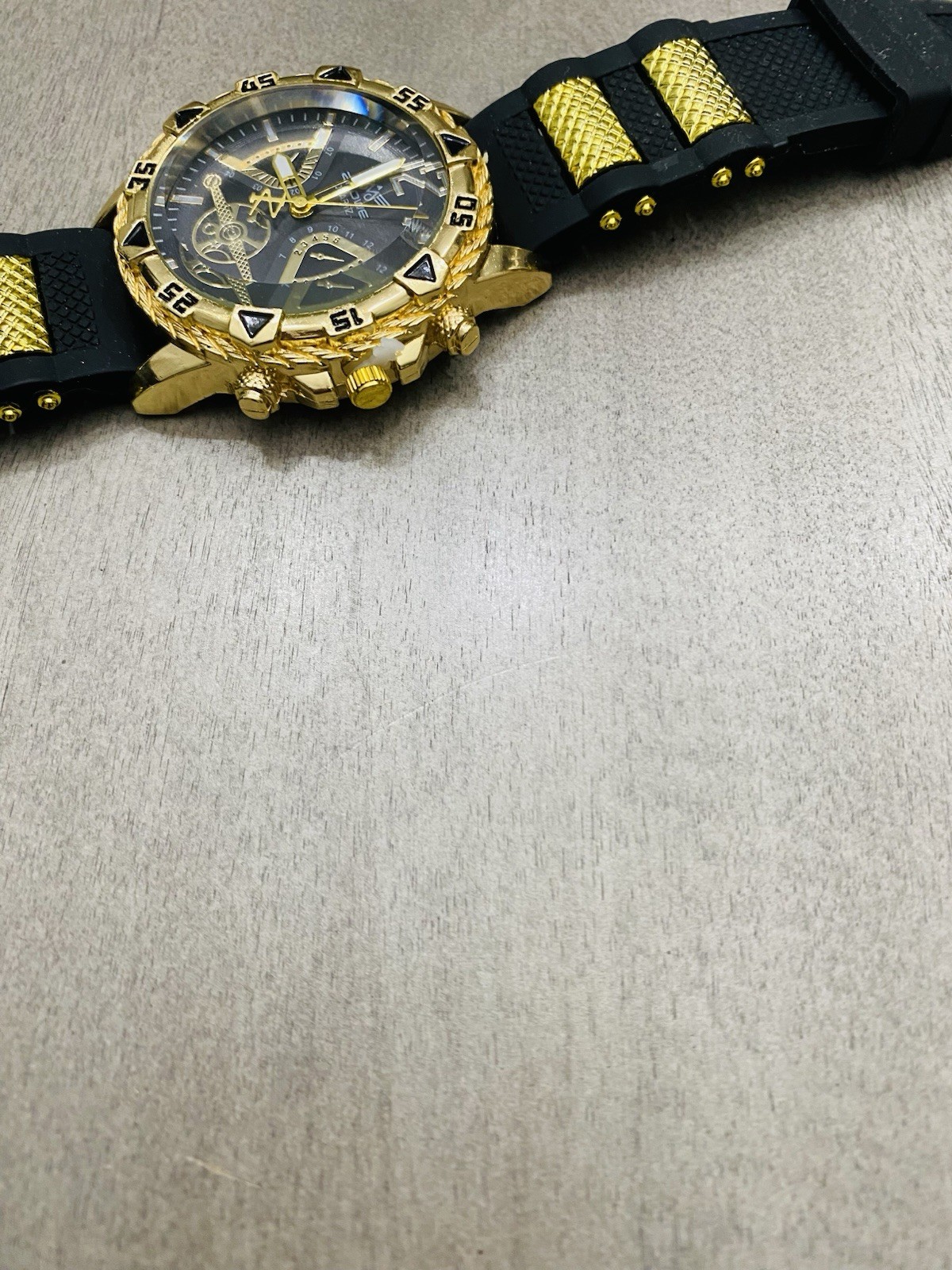 2Haw Quartz Men’s Analog Watch Black/Gold Dial Gold Tone Case Rubber Strap