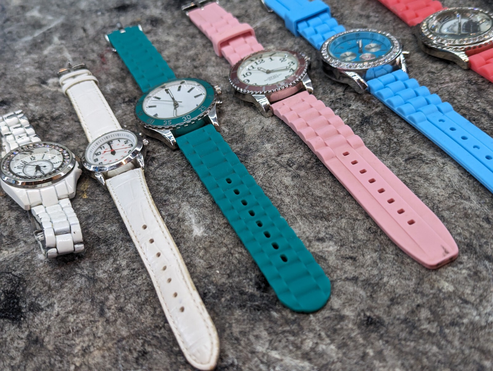 🔥Lot of 13 🔥Ladies Watches – Rubber, Leather Banded – Dead Batteries