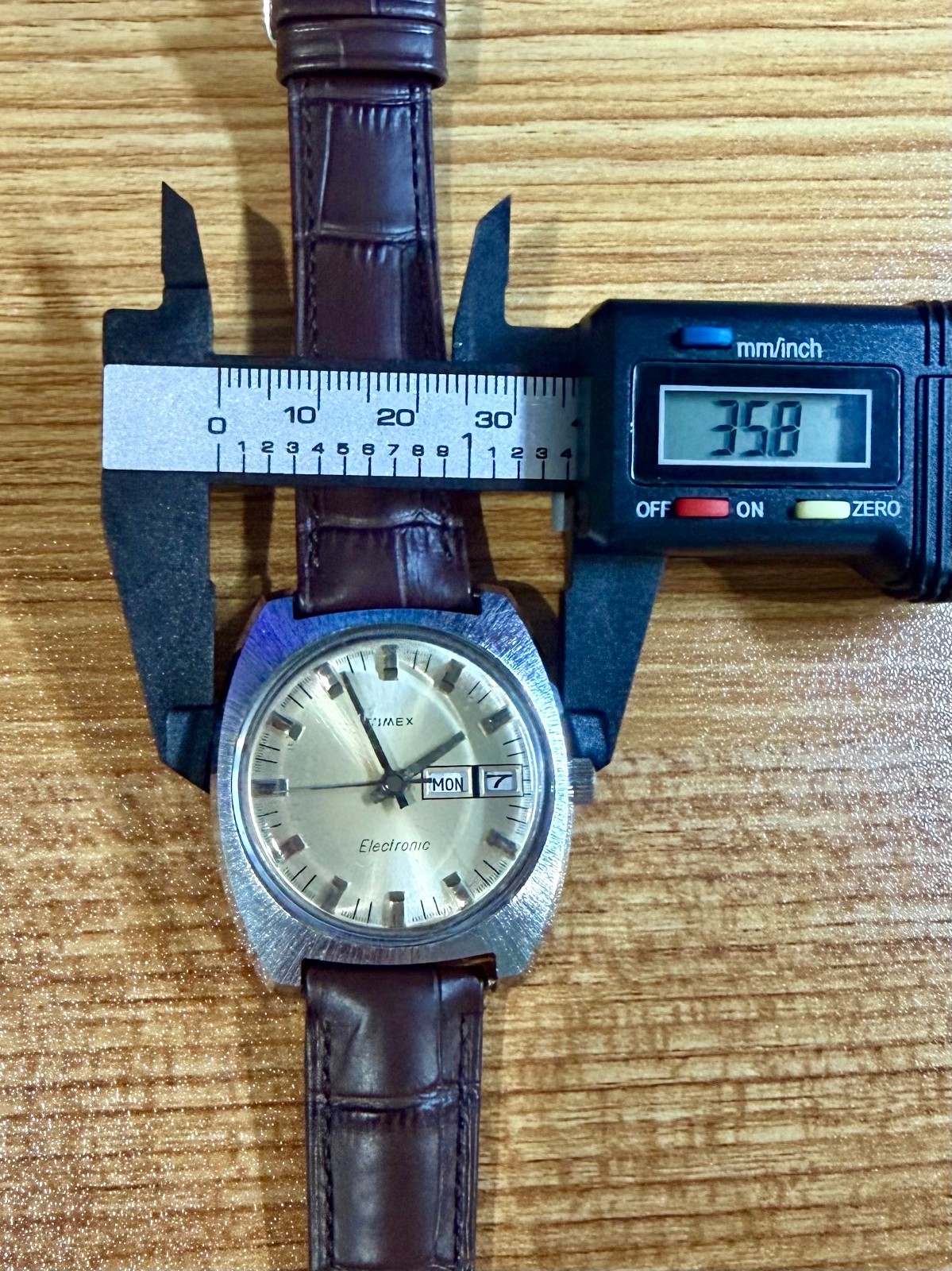 Vintage Timex Electronic Day Date Cushion Watch 1970s Runs New Battery Strap