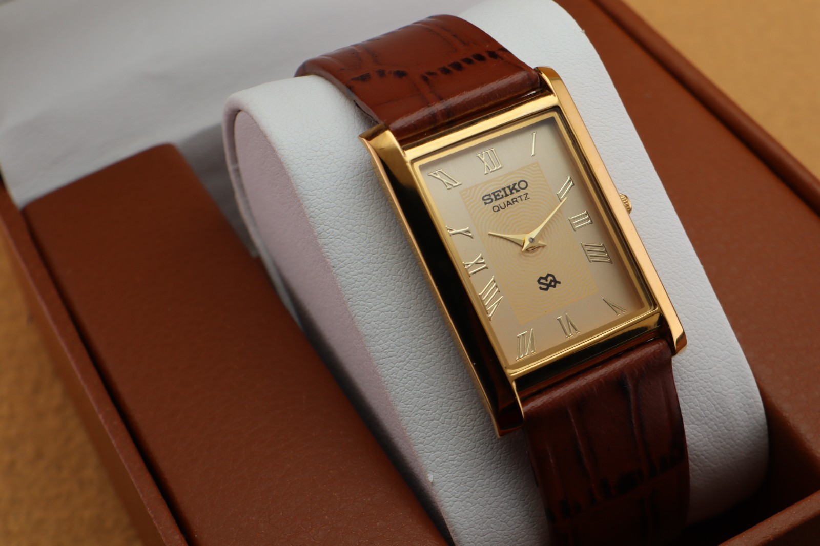 Vintage Seiko Slim Quartz Men’s Wrist Watch Beige Dial with Light Brown Strap.