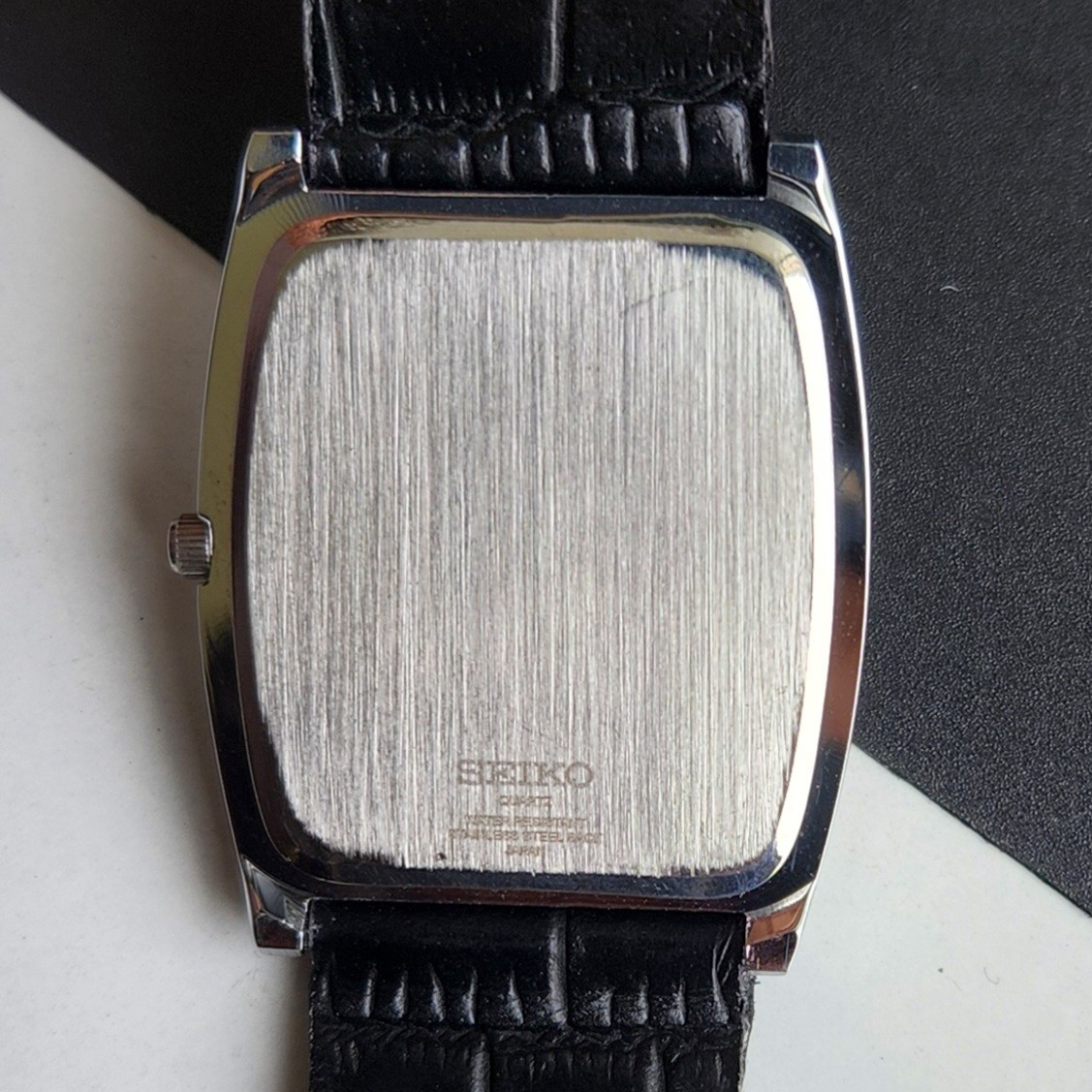 Vintage Seiko Slim Quartz Red Face Curve Silver Japanese 30MM Men’s Watch A59