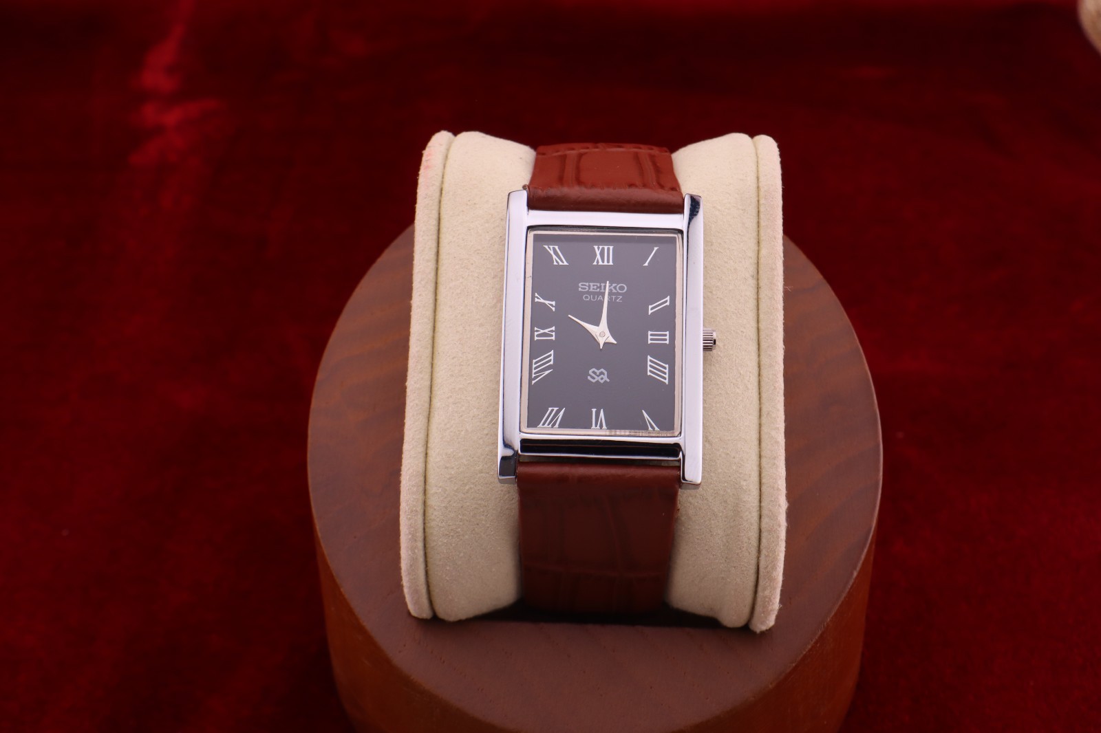 ⌚✨ Vintage Seiko Slim Quartz Gentlemen’s Black Dial , Light Brown Dress Watch