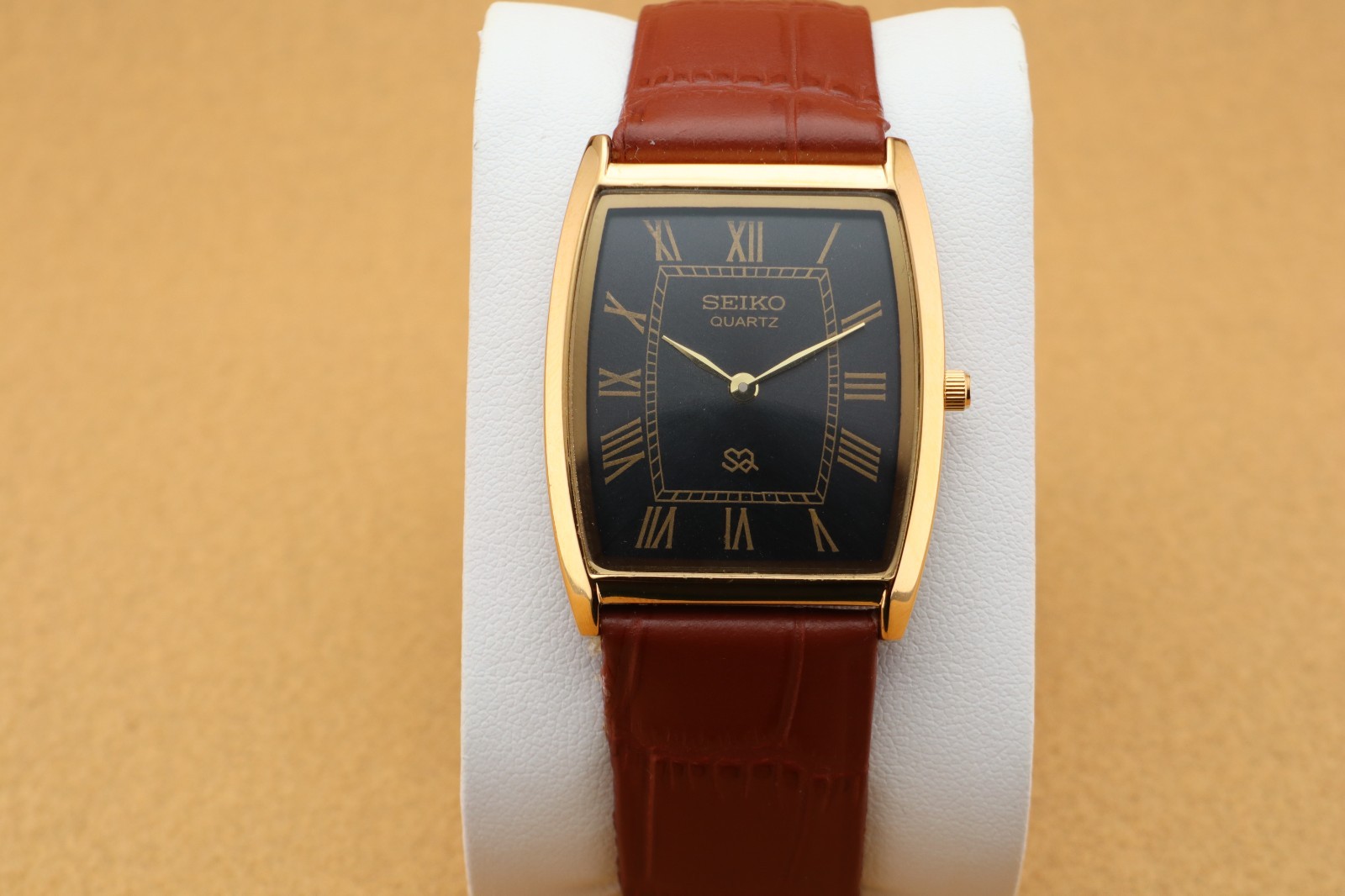 Vintage Seiko Slim Quartz Men’s Wrist Watch Black Dial with Light Brown Strap.