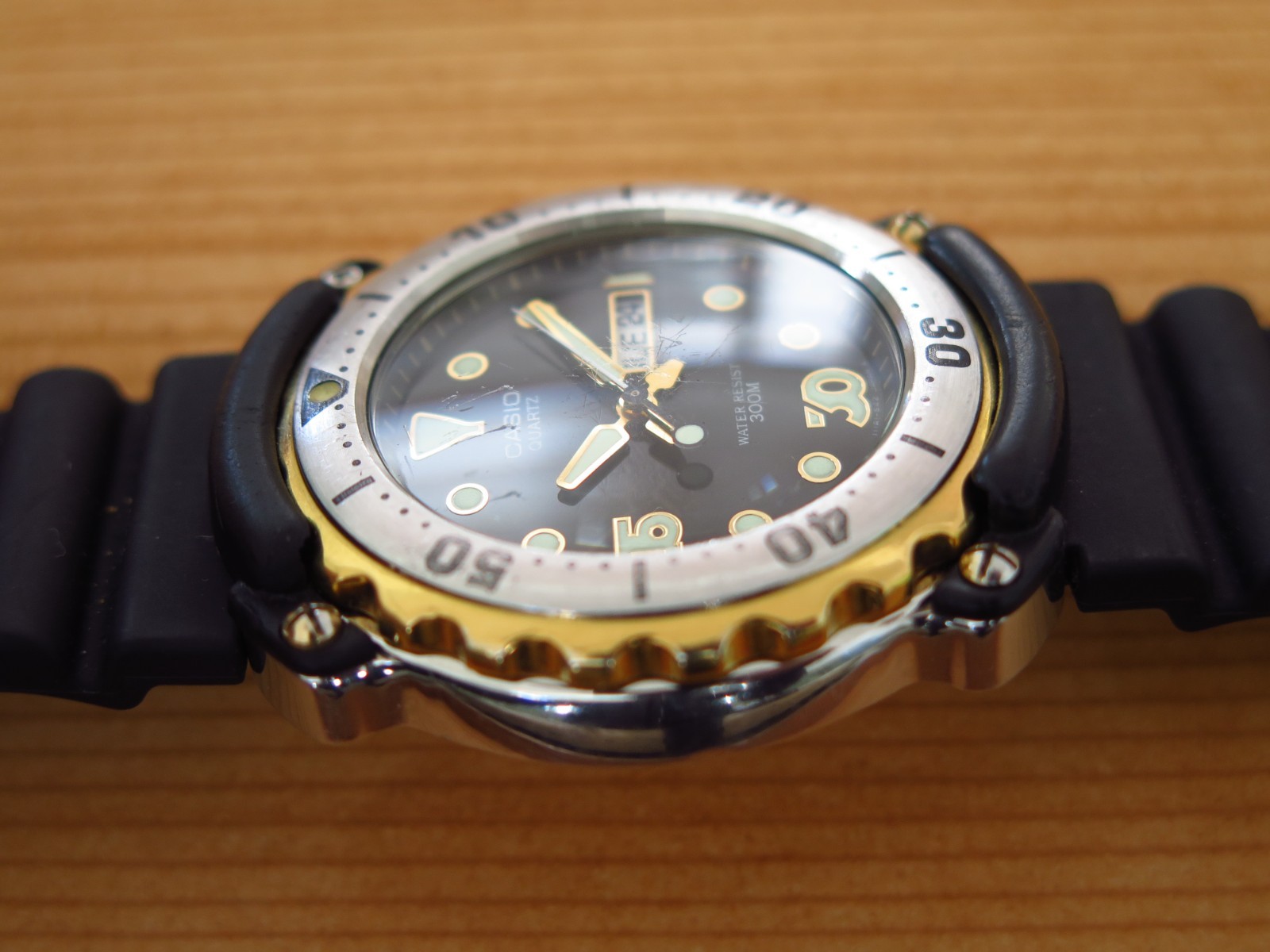 Vintage super rare Casio diver MD-709 300m screw crown exotic numbers working!!
