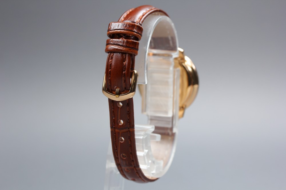 Near MINT FENDI Runaway 71000S White Gold Quartz 28mm Ladies Watch w/ Box