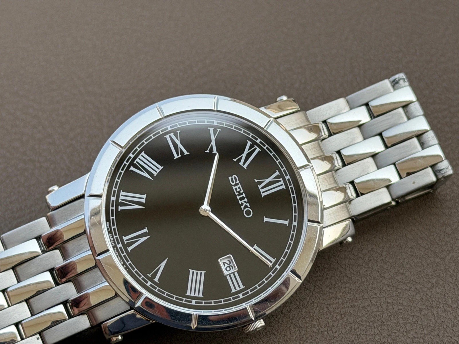 Vintage Seiko Quartz Wristwatch — Silver Case, Roman Numerals, Black Dial S-131