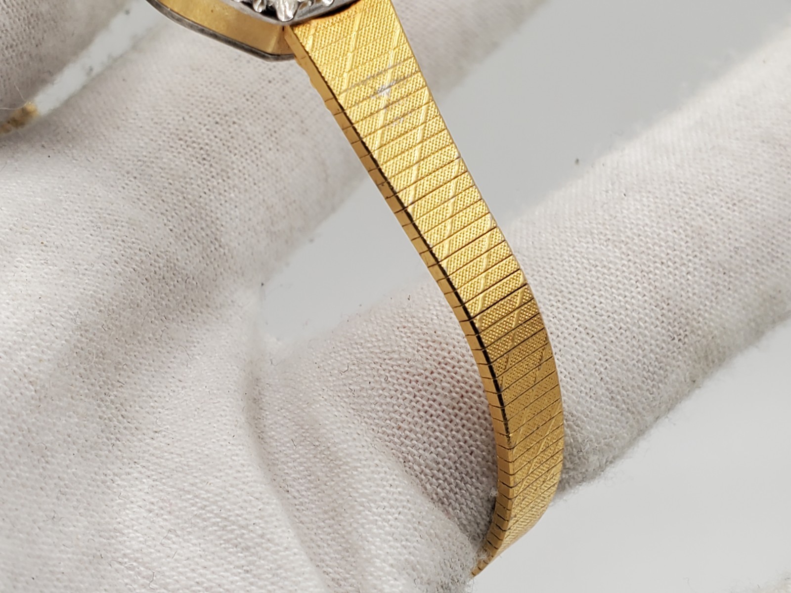Vintage Helbros Ladies Gold Tone 16mm Oval Quartz Analog Watch New Battery