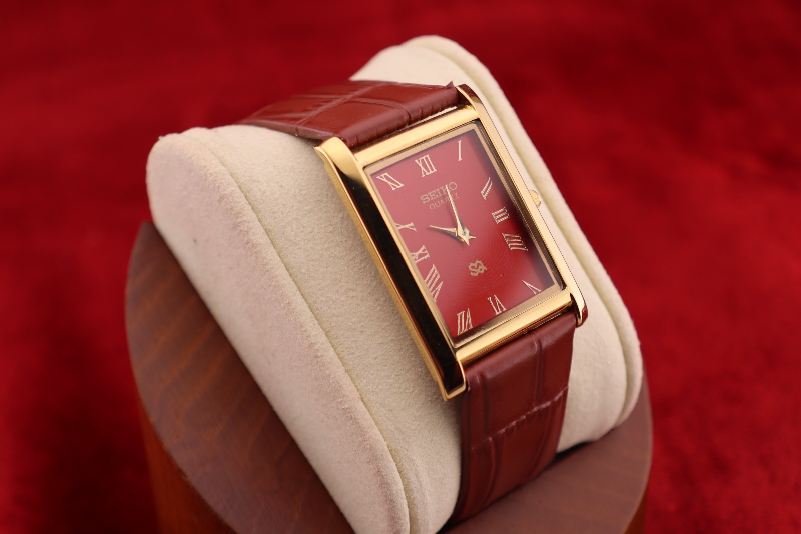 ⌚✨ Vintage Seiko Slim Quartz Gentlemen’s Red Dial ,Light Brown Dress Watch