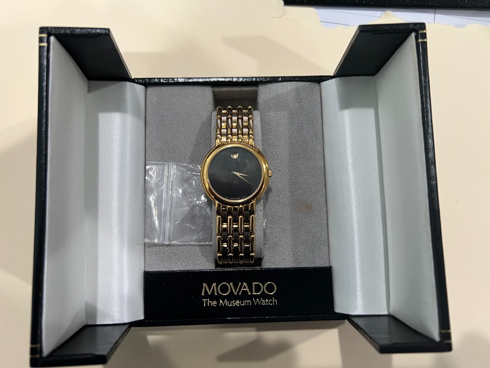 MOVADO MUSEUM CLASSIC MEN’S GOLD TONE WATCH — Ref 88 196665 — COMPLETE SET ✦