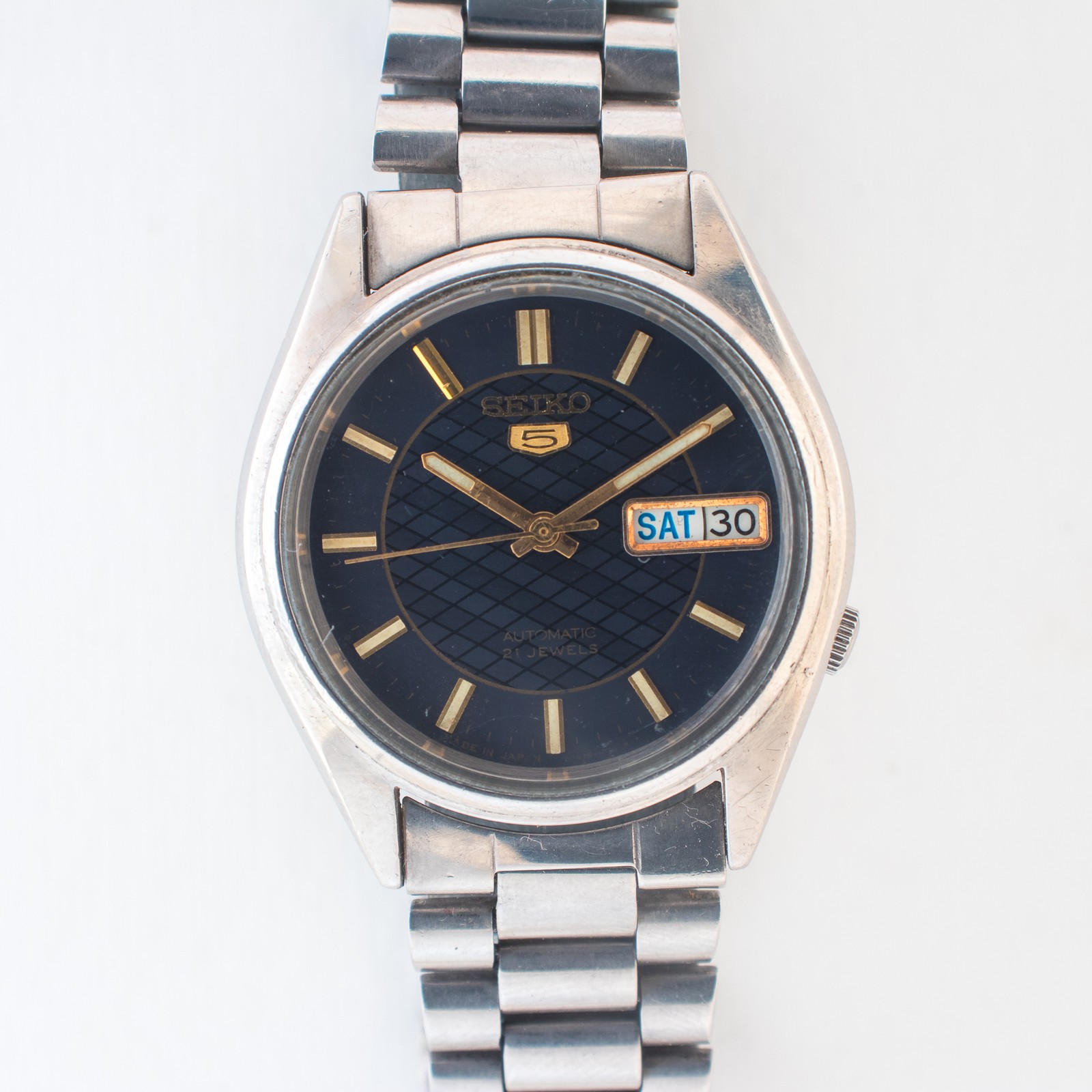 Vintage Seiko 5 Automatic Dark Blue Honeycomb Dial Gold Accents 7S26A Men Watch