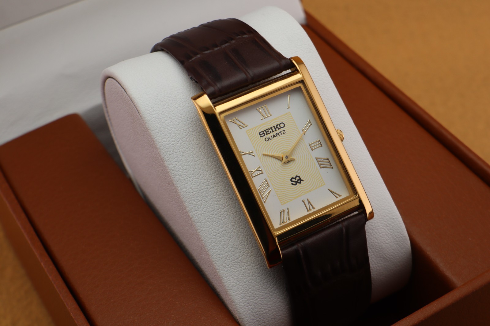Vintage Seiko Slim Quartz Men’s Wrist Watch White Dial with Dark Brown Strap.