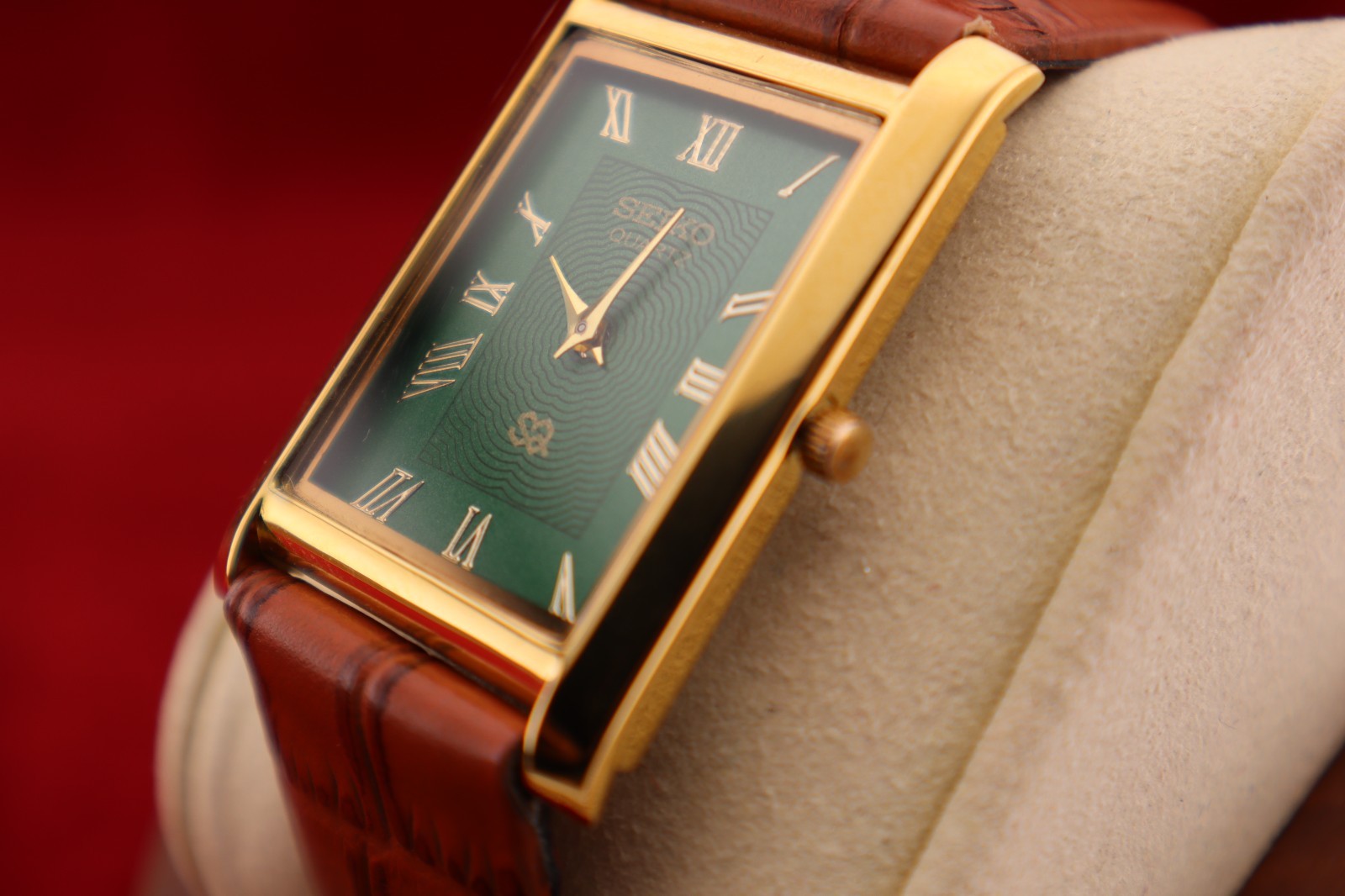 ⌚✨ Vintage Seiko Slim Quartz Gentlemen’s Green Dial ,Light Brown Dress Watch