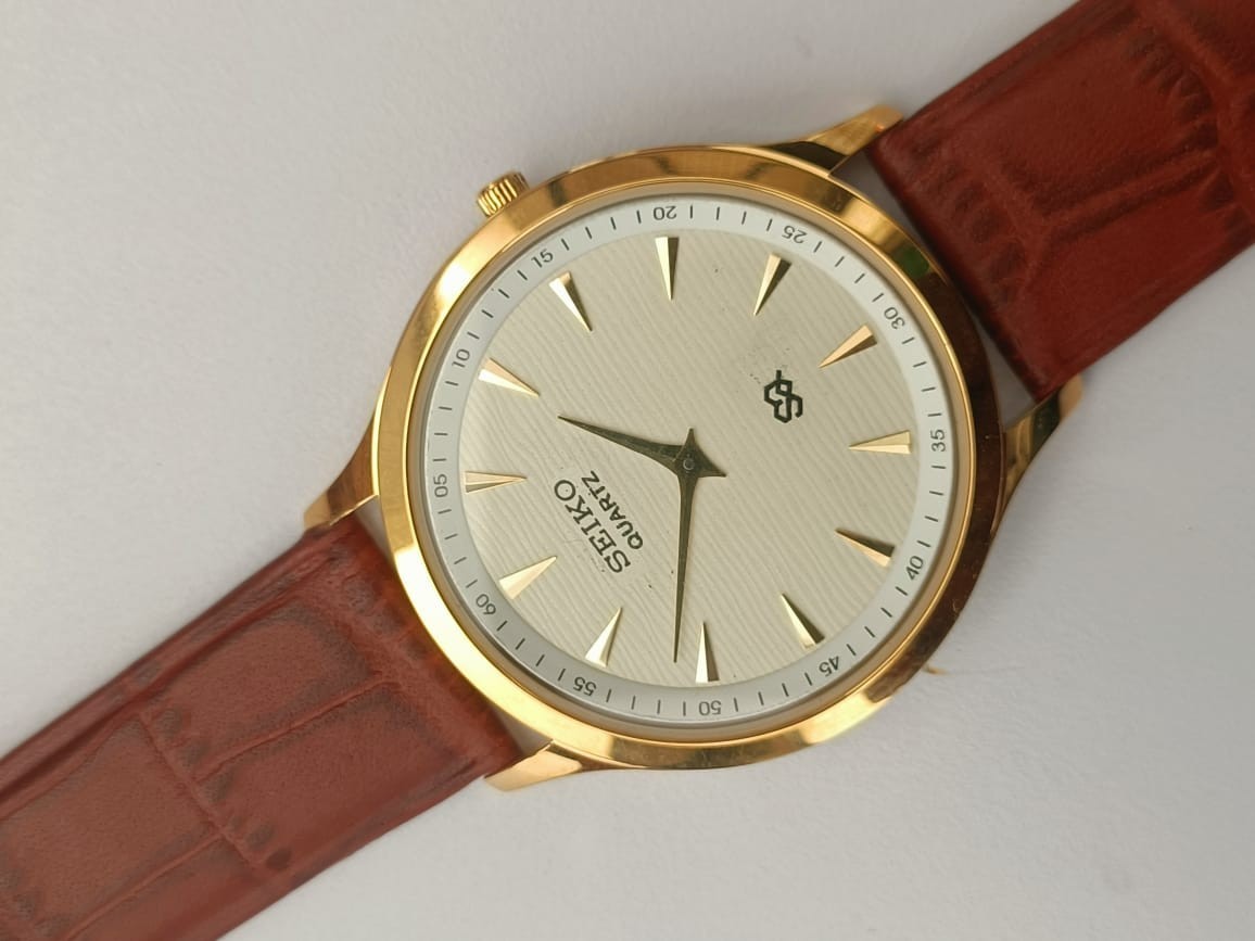 Vintage Seiko Quartz Japan Made White Dial Men’s Wrist Watch Looking Good