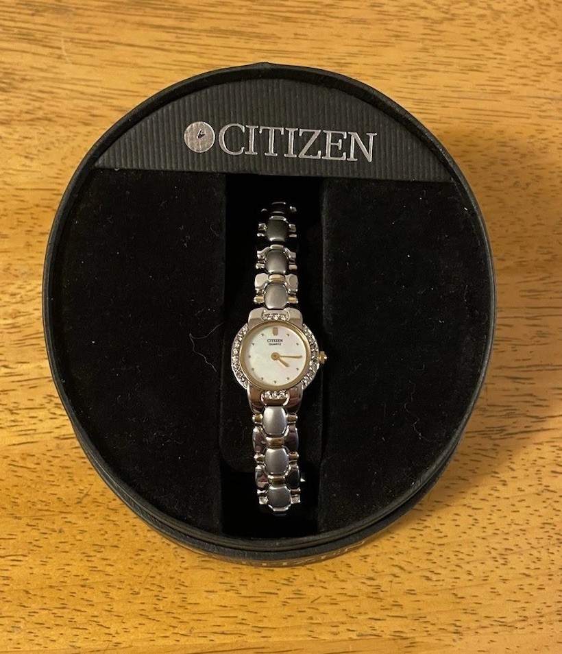 Vintage 1995 Citizen Elegance Ladies Watch 3220-S027582 Two-Tone MOP Bejeweled