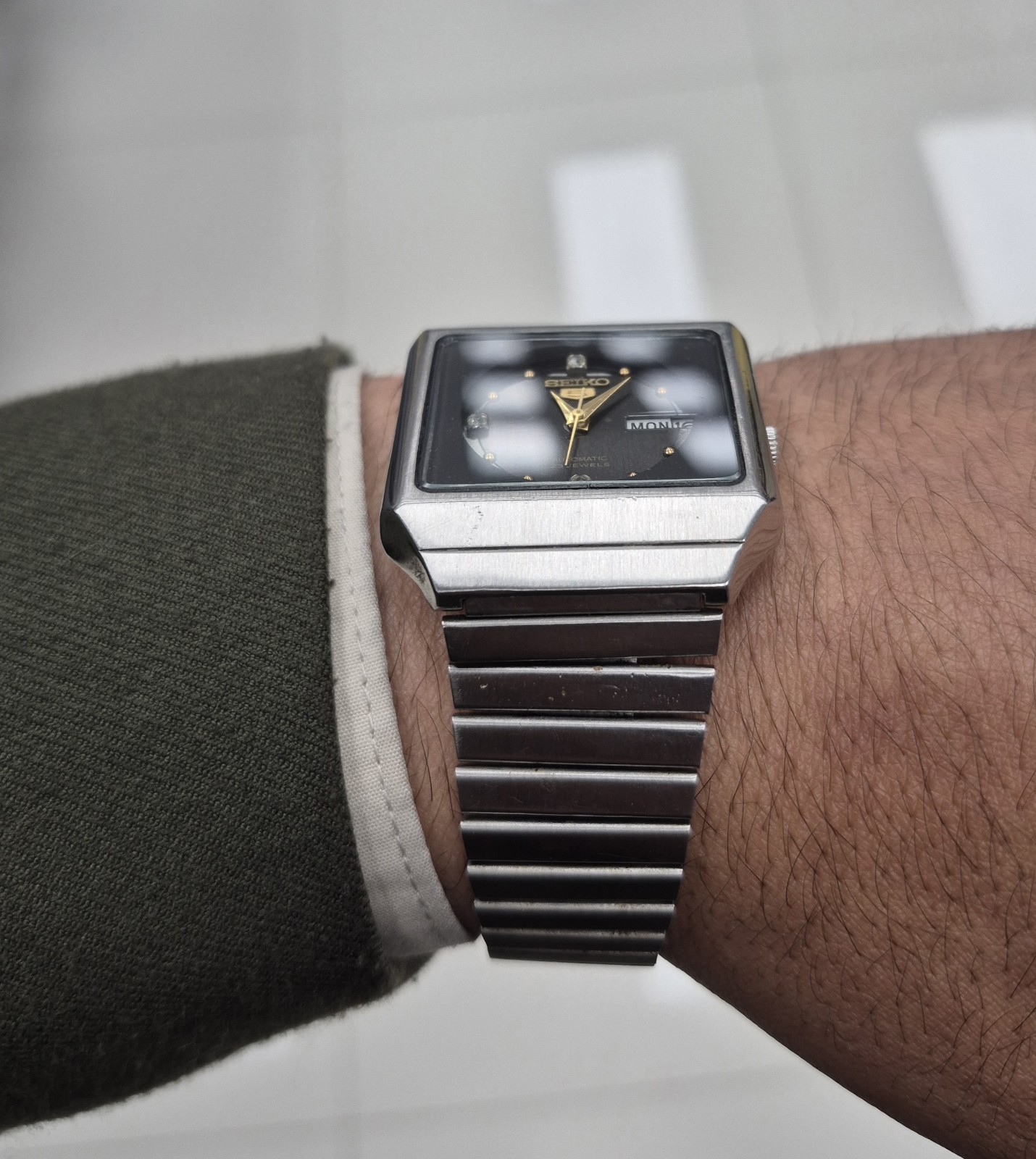 Seiko 5 Automatic Vintage 23 Jewels Day/Date Square Steel Bracelet Black/Gold Di