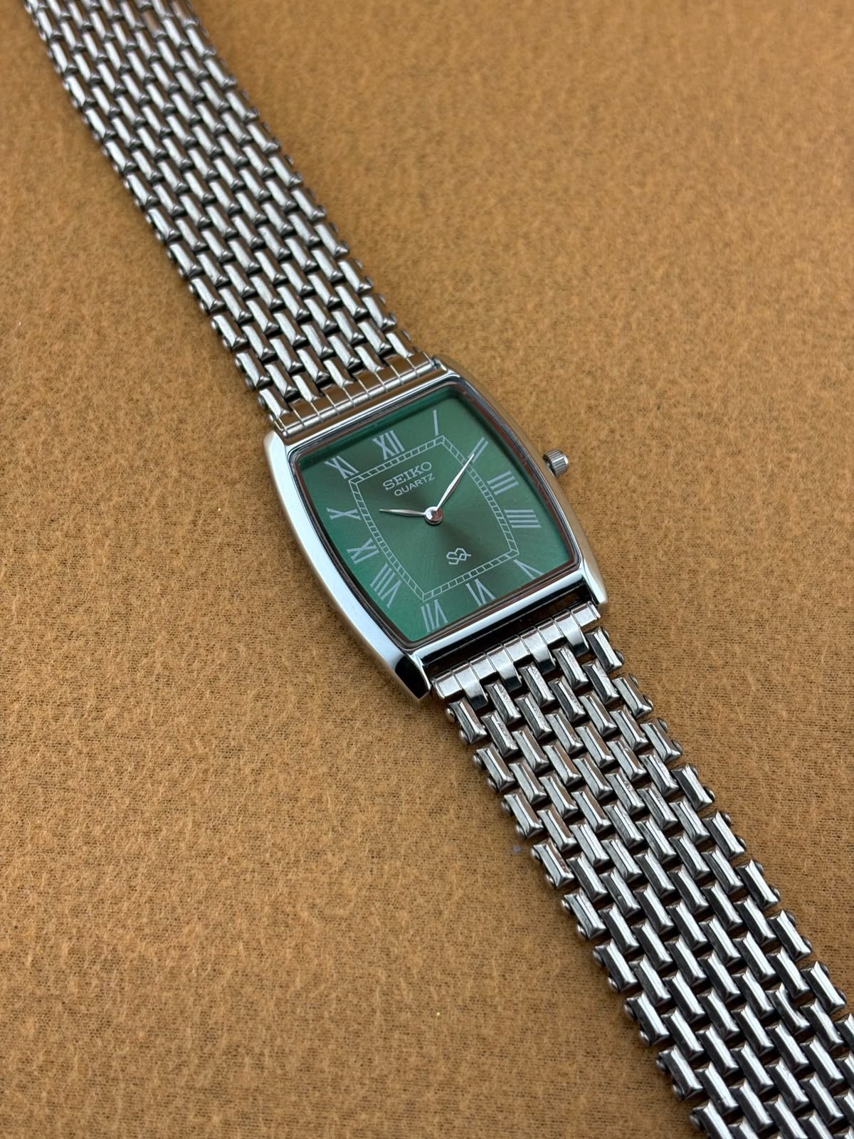 GREEN DIAL Vintage Seiko Slim Quartz Men’s barrel Wrist Watch