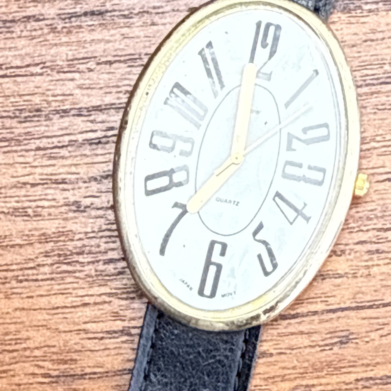 Quartz Analog Wristwatch Gold Case/Bezel White Arabic Dial Black Leather Strap