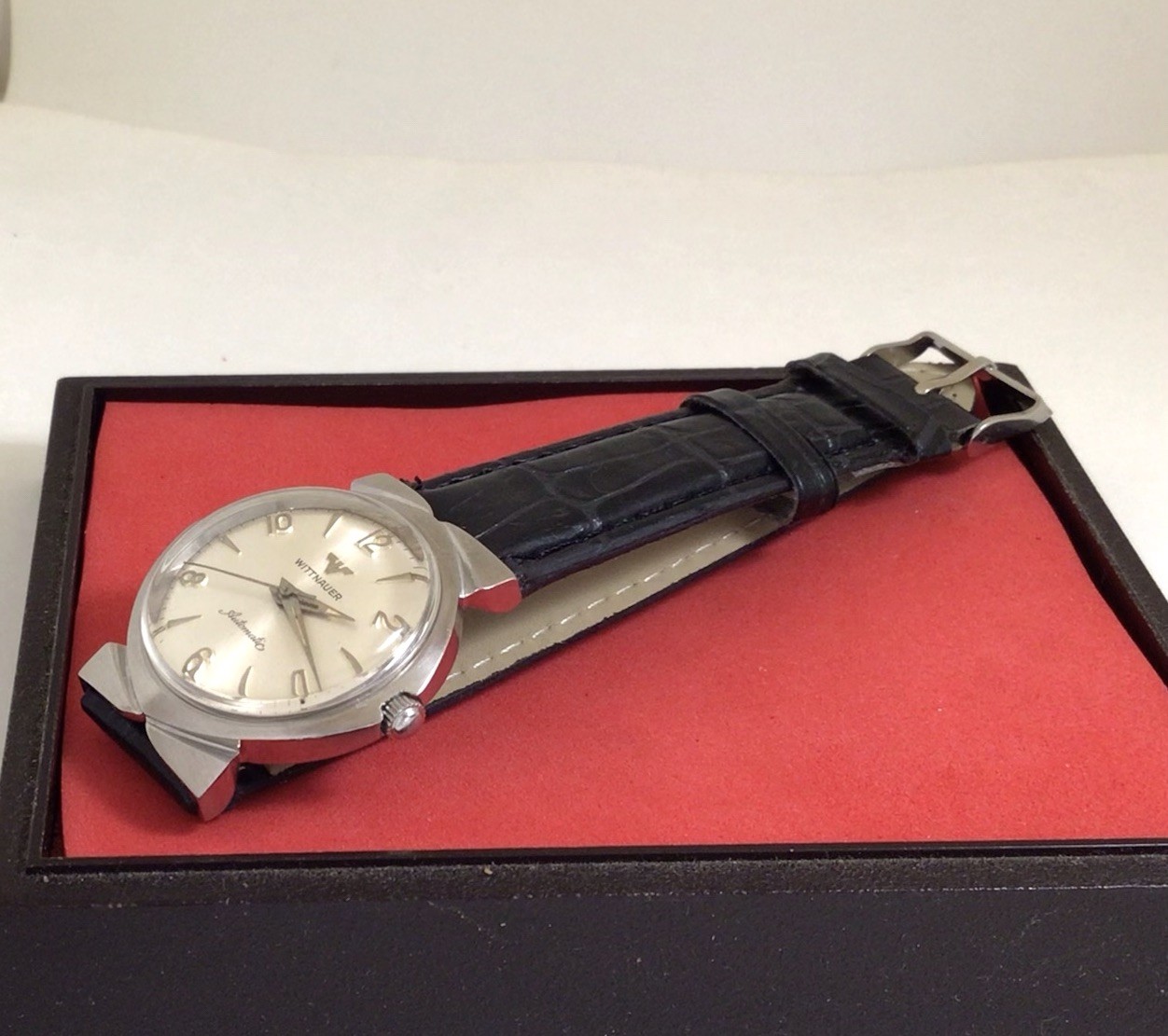 Vintage WITTNAUER AUTOMATIC,Cal. 11 SR,17J,Rare Bow Tie Lugs,Ca.1960s,Working.