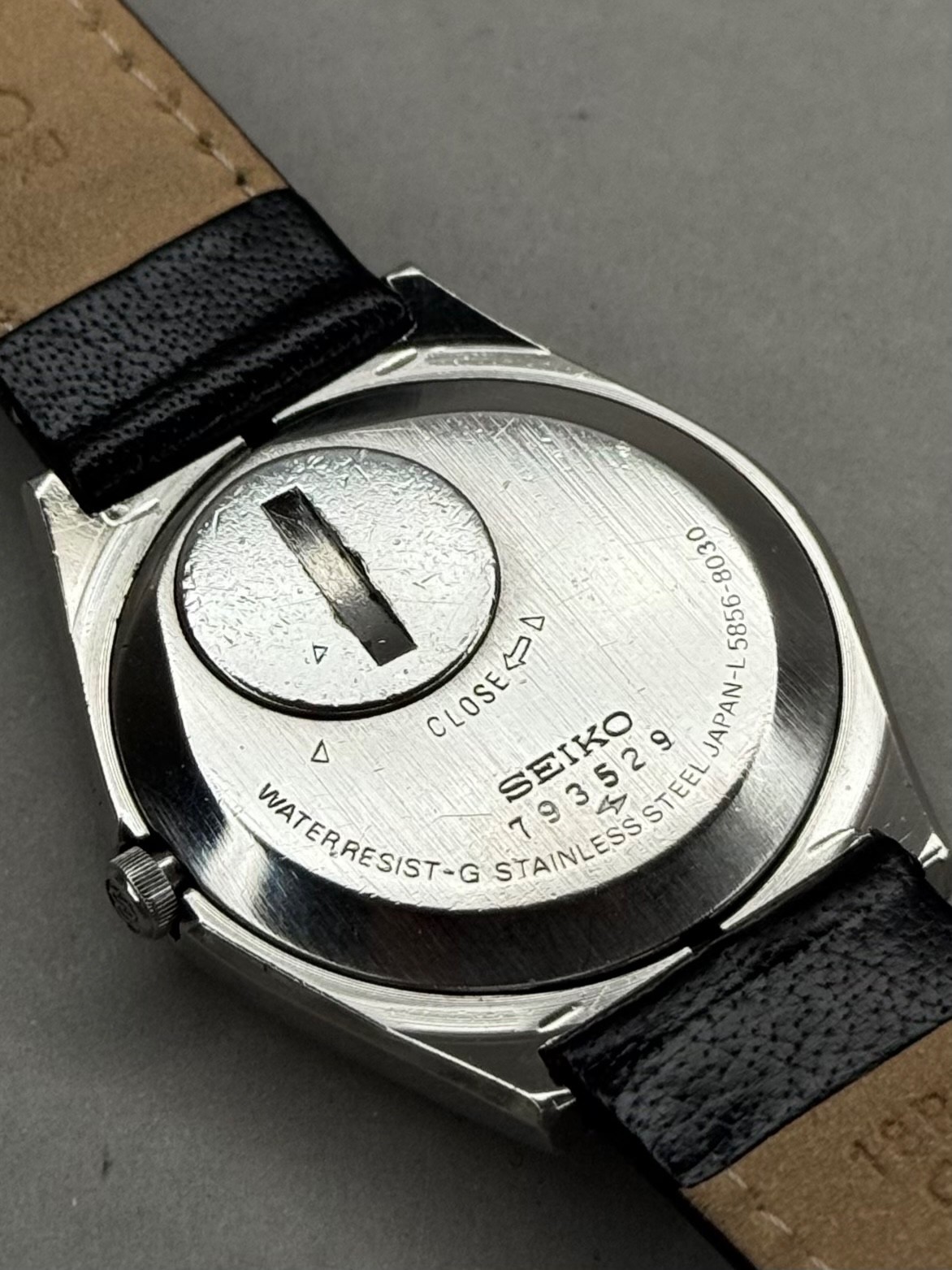 Vintage SEIKO King Quartz 5856-8030 Brushed Snowflake Dial Day/Date