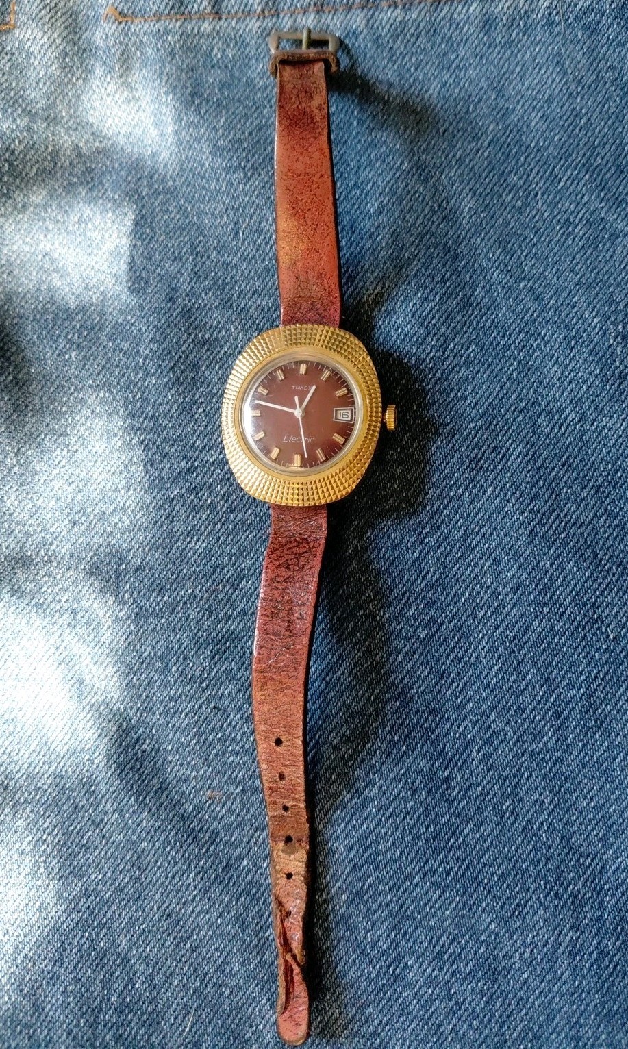 Vintage 70s Timex Electric Ladies Watch – Burgundy Dial & Gold Hobnail Bezel