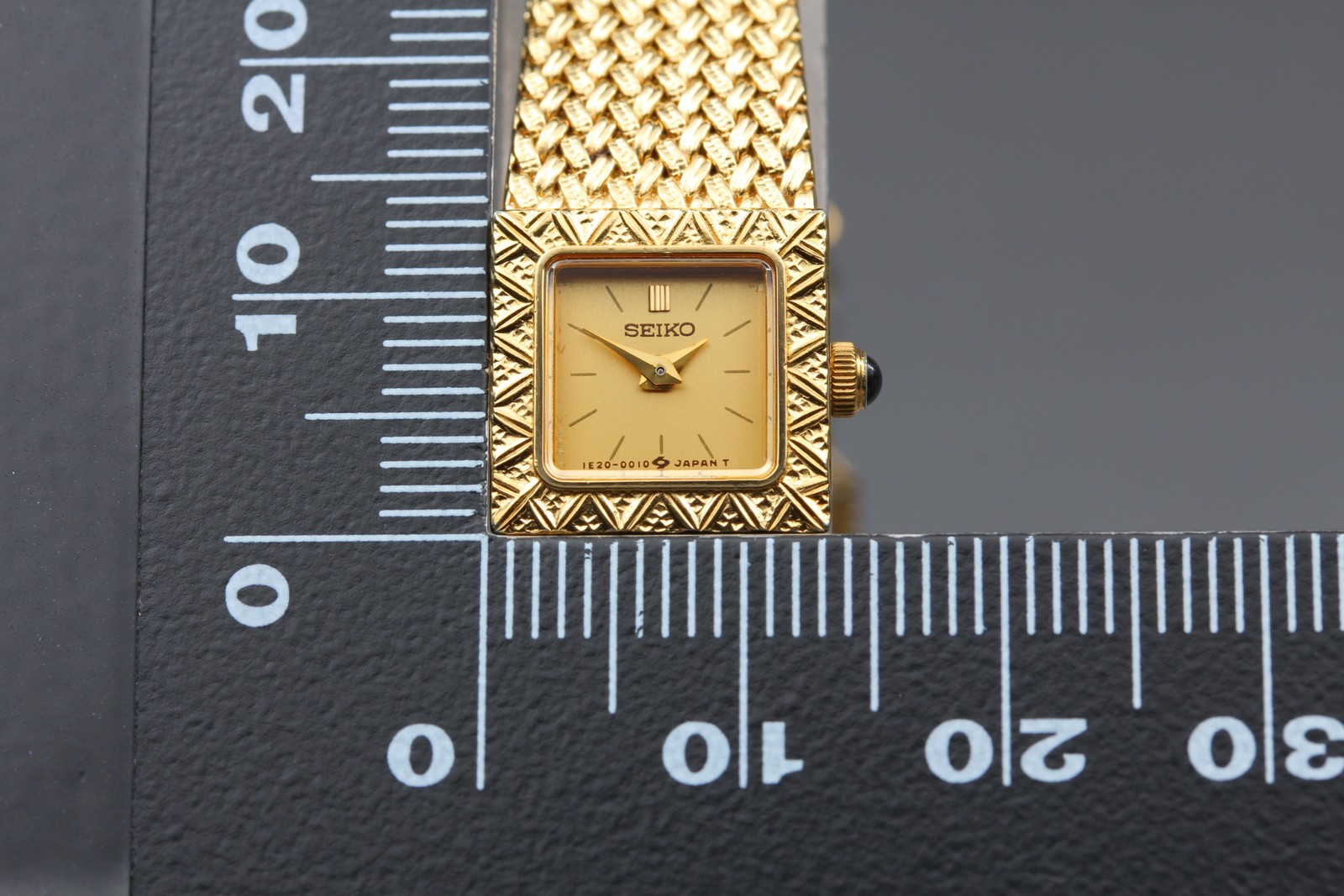 Vintage 1993 Near MINT Seiko 1E20-5000 Gold Square 13mm Quartz Ladies Watch