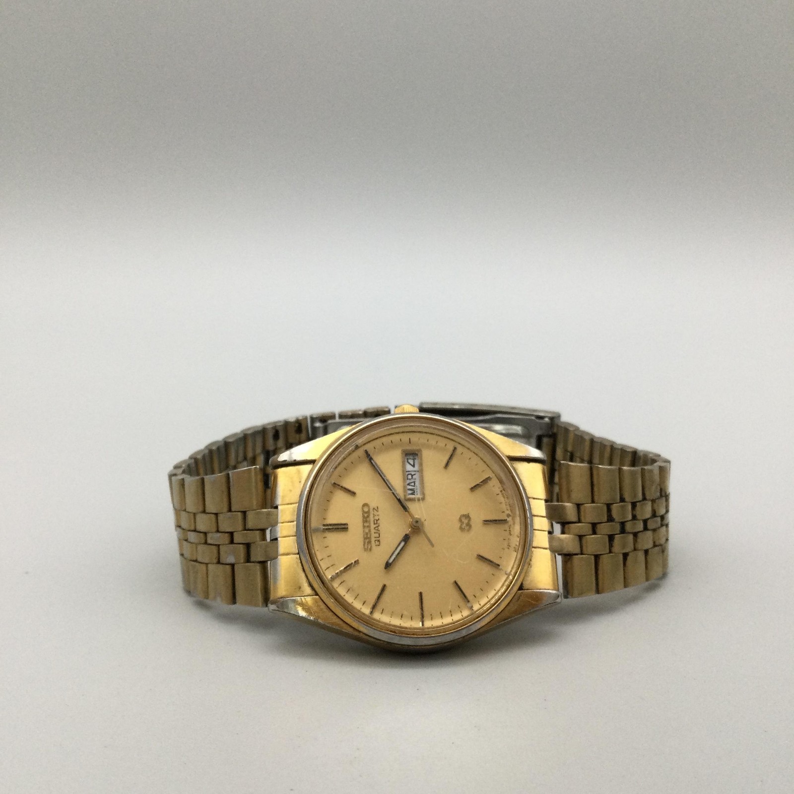 Vintage Seiko 5Y23-6020 Mens Watch 33mm Day Date Gold Tone New Battery 8″