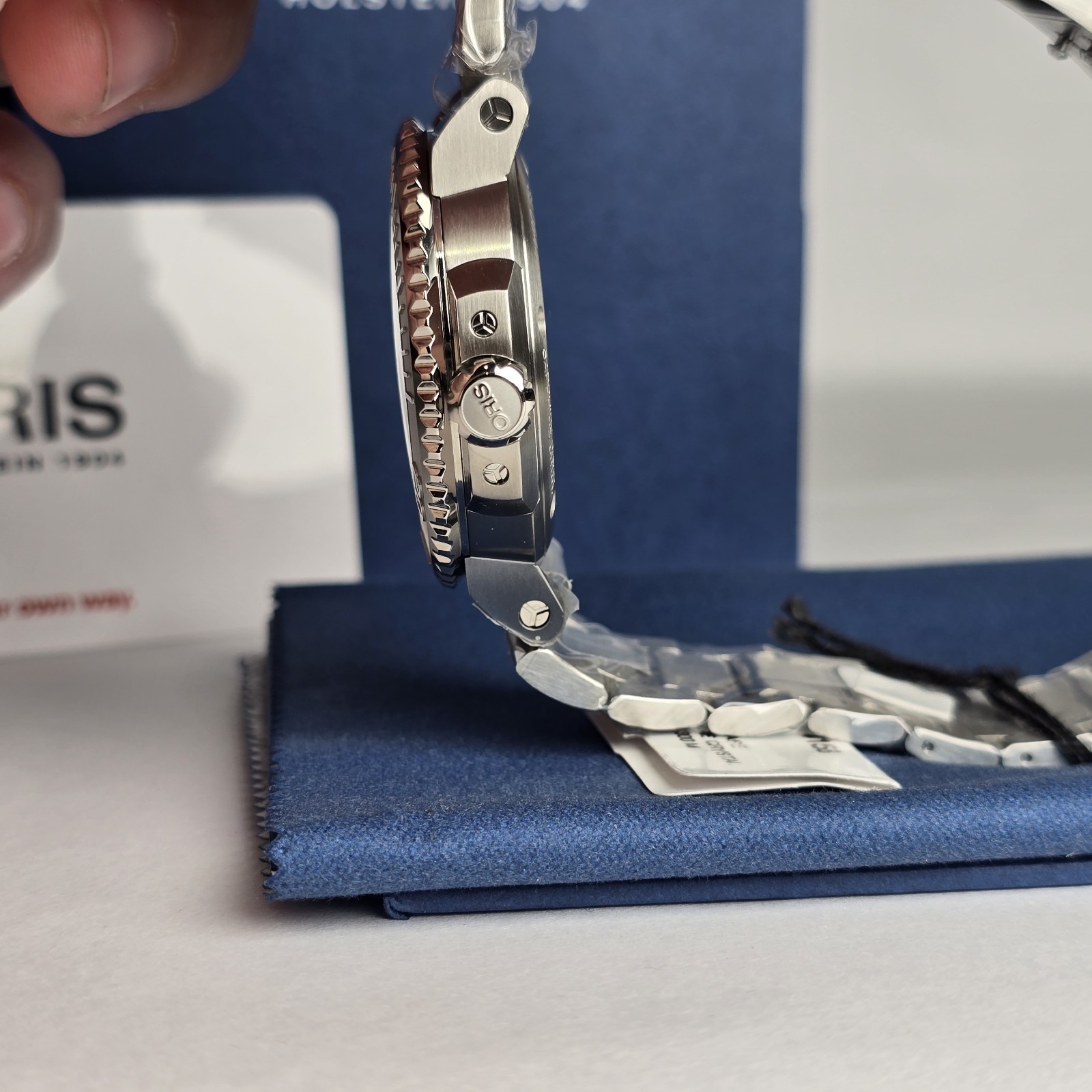 Oris Aquis Date Relief 41.5mm Cherry Red Dial Automatic, New, 01 733 7766 4158