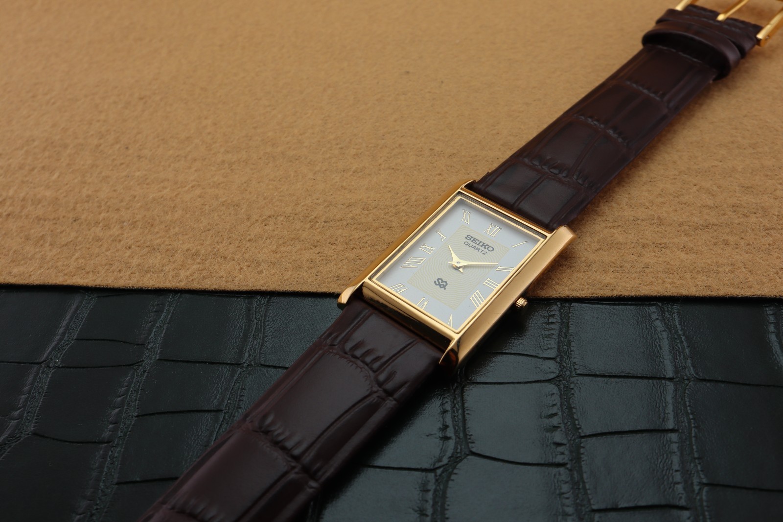 Vintage Seiko Slim Quartz Men’s Wrist Watch White Dial with Dark Brown Strap.