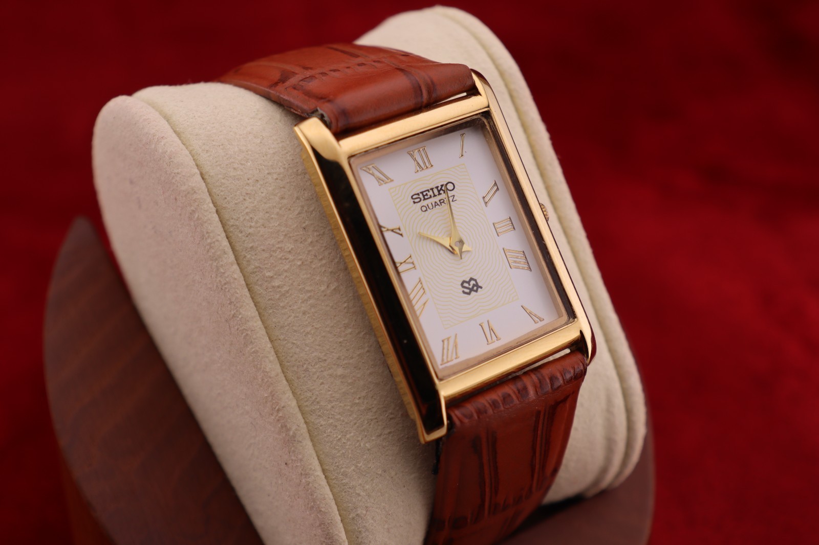 ⌚✨ Vintage Seiko Slim Quartz Gentlemen’s White Dial ,Light Brown Dress Watch