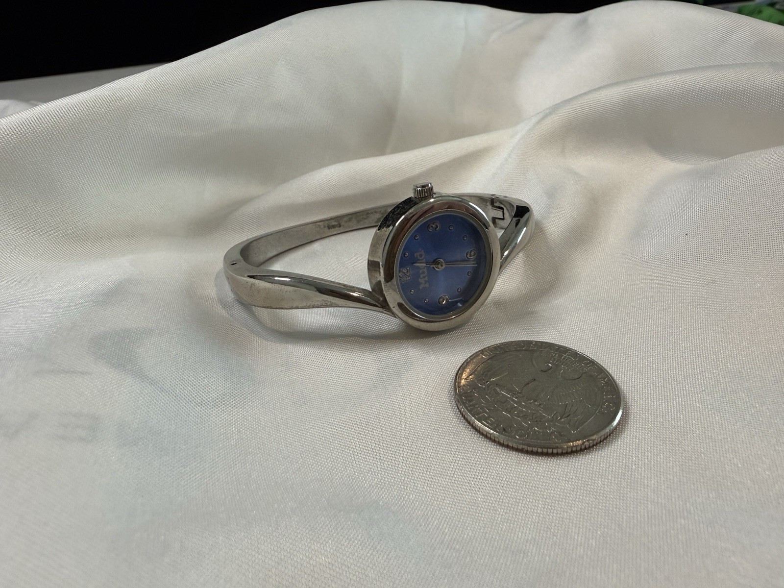 Mudd Girl’s Quartz Analog Bangle Watch Blue Dial Arabic Numerals Silver WORKING