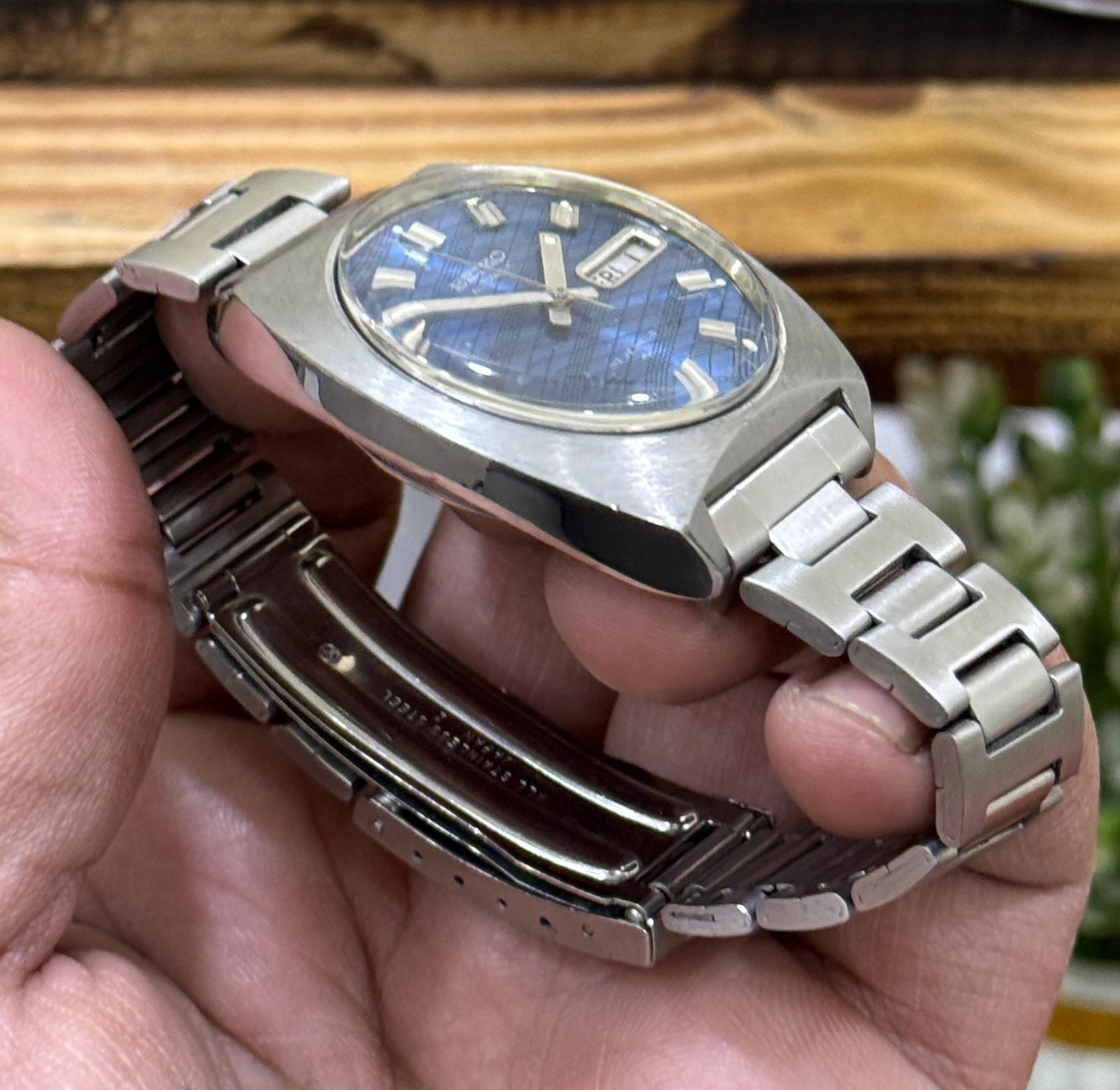 Vintage Seiko 5 Automatic Day/Date Blue Dial Wrist Watch For Men Japan 7009-8009