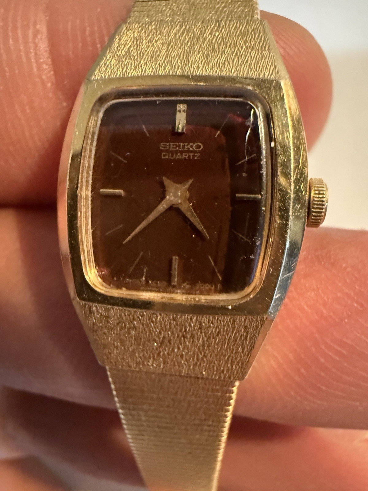 Seiko Quartz Women’s Vintage 1970s Red Dial Gold Tone Square Bracelet Watch no b