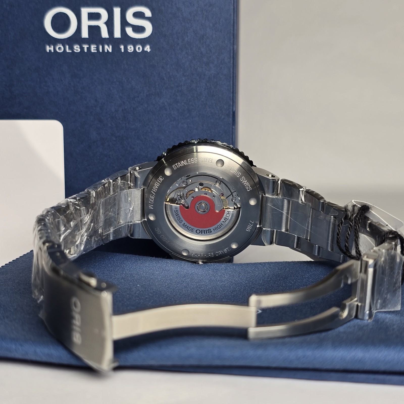 Oris Aquis Date Relief 41.5mm Cherry Red Dial Automatic, New, 01 733 7766 4158